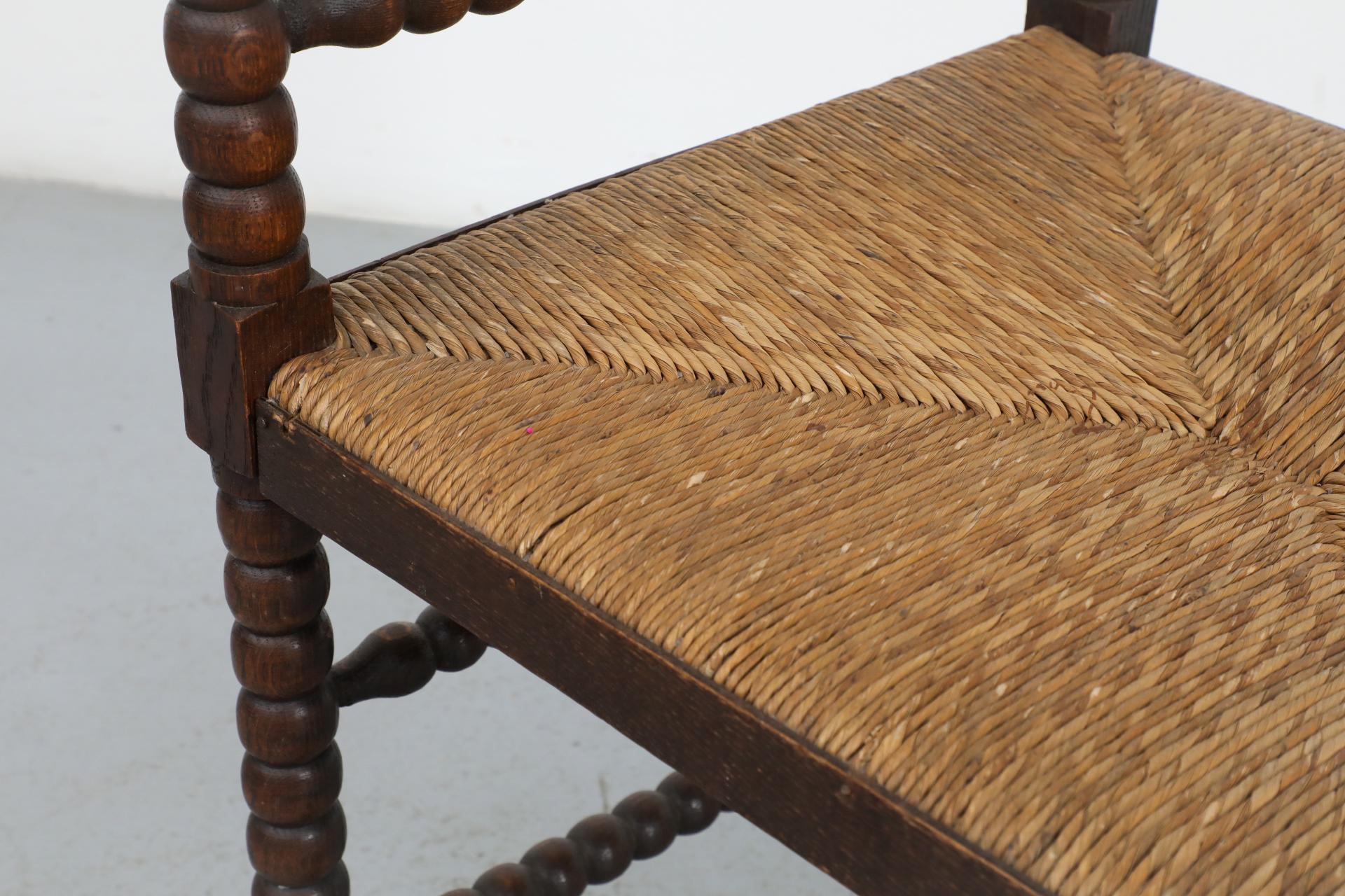 Fauteuil en fuseau de style cottage du début du 20e siècle avec assise en rotin 3