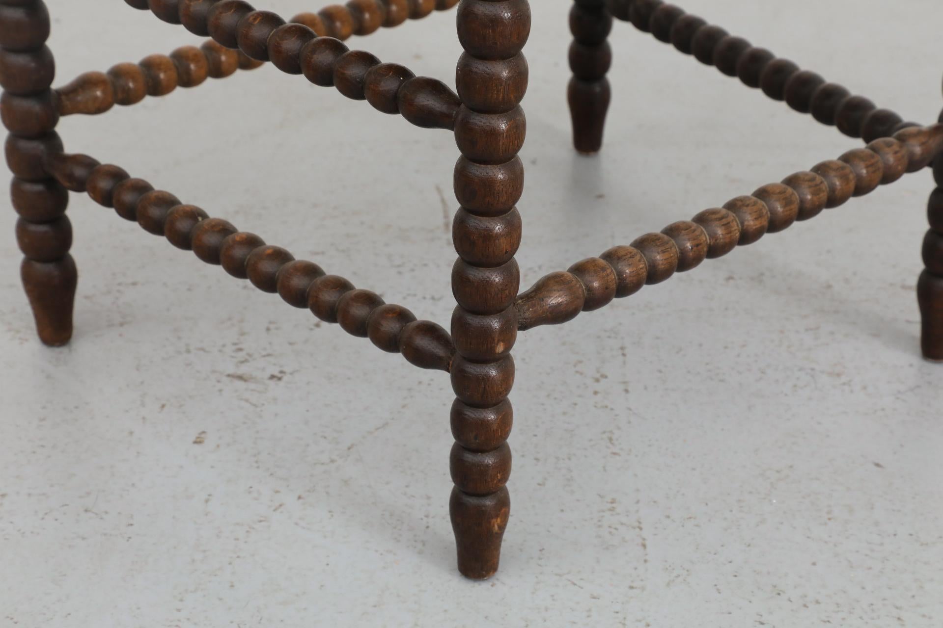 Fauteuil en fuseau de style cottage du début du 20e siècle avec assise en rotin 9