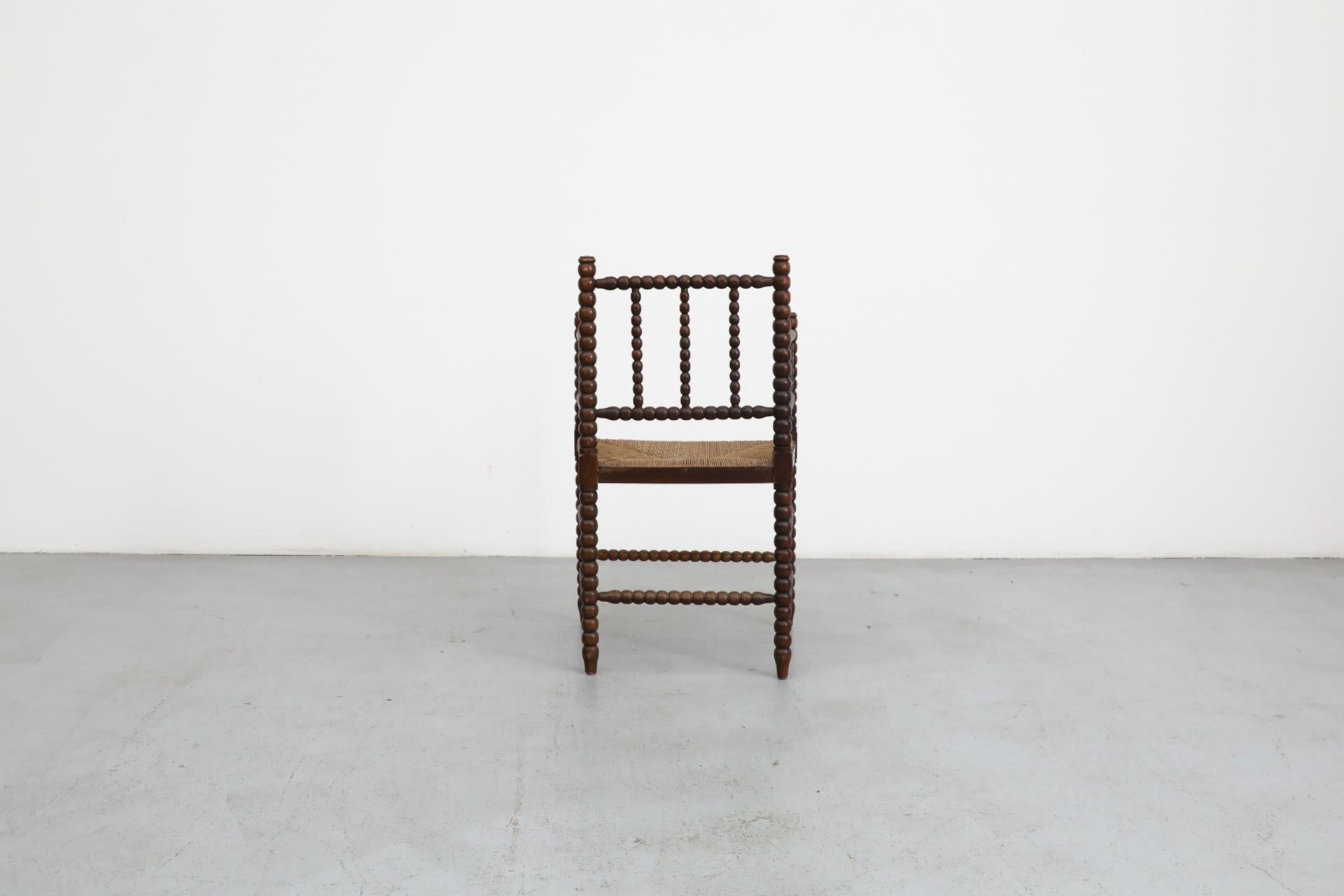 20ième siècle Fauteuil en fuseau de style cottage du début du 20e siècle avec assise en rotin