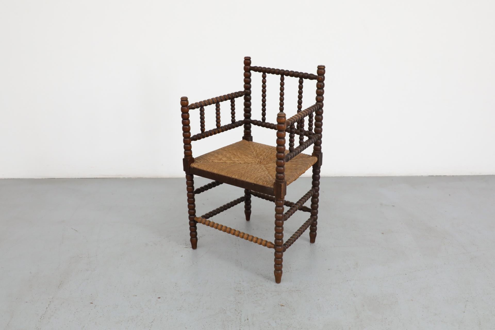 Fauteuil en fuseau de style cottage du début du 20e siècle avec assise en rotin 1