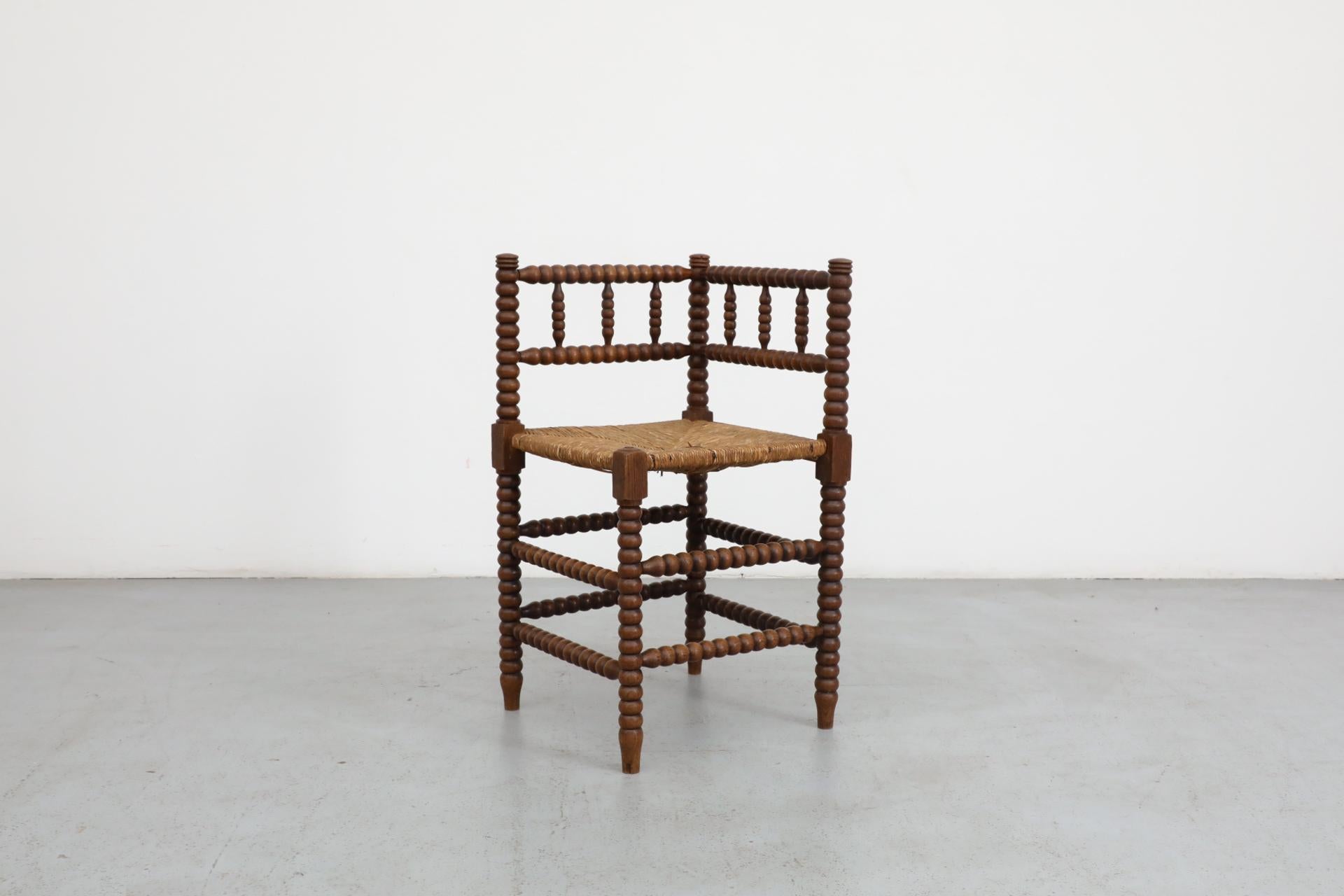 Unglaubliche Eckstuhl hat Binsen gewickelt Sitz und geschnitztem Holz Wim Den Boon Stil Frames. Sein exzentrischer Stil macht ihn zu einem idealen, vielseitig einsetzbaren Akzentobjekt. In leicht nachbearbeitetem Zustand mit alters- und