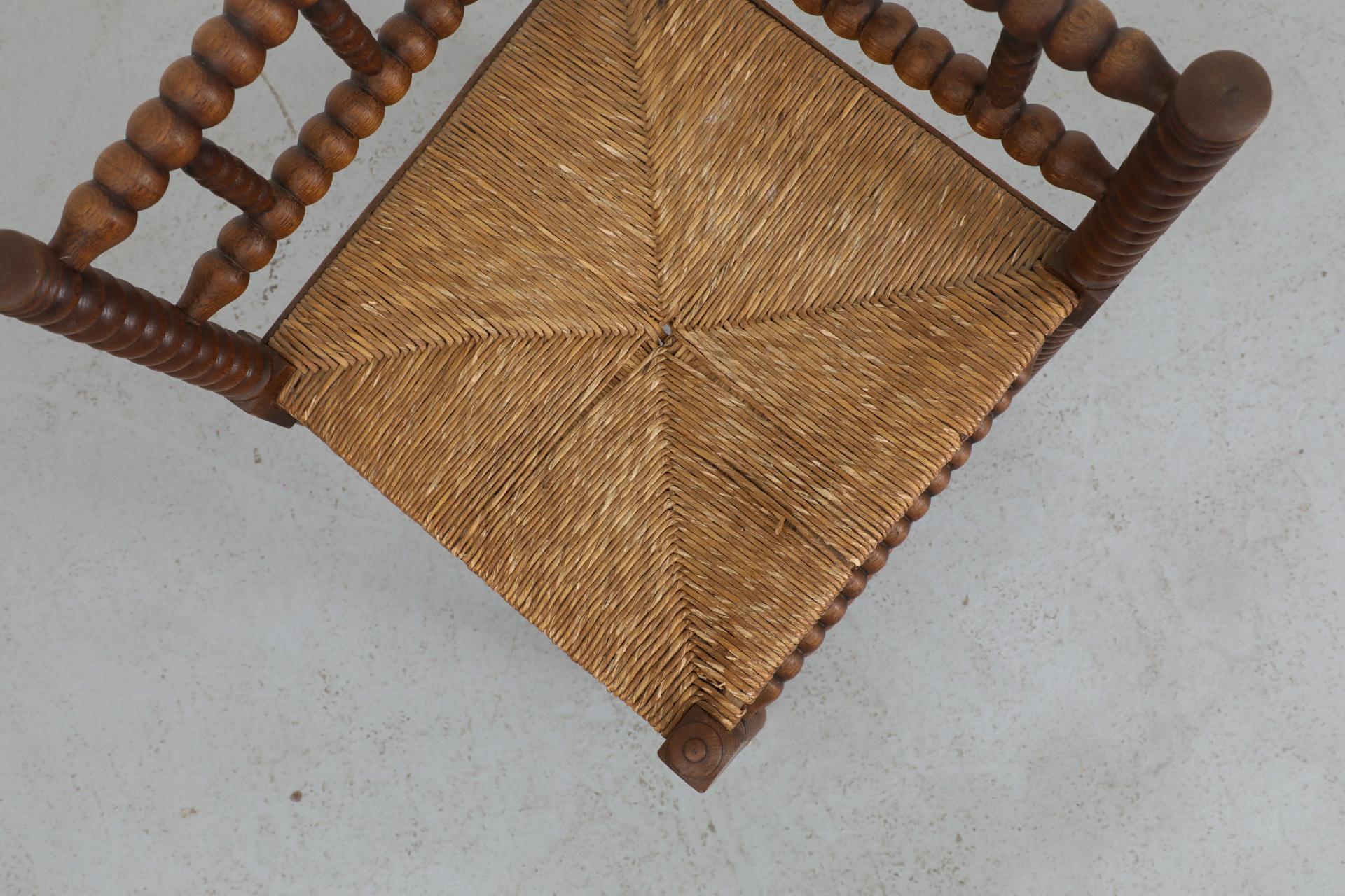 Bobbin-Ecksessel im Cottage-Stil des frühen 20. Jahrhunderts mit Binsensitz im Zustand „Gut“ im Angebot in Los Angeles, CA