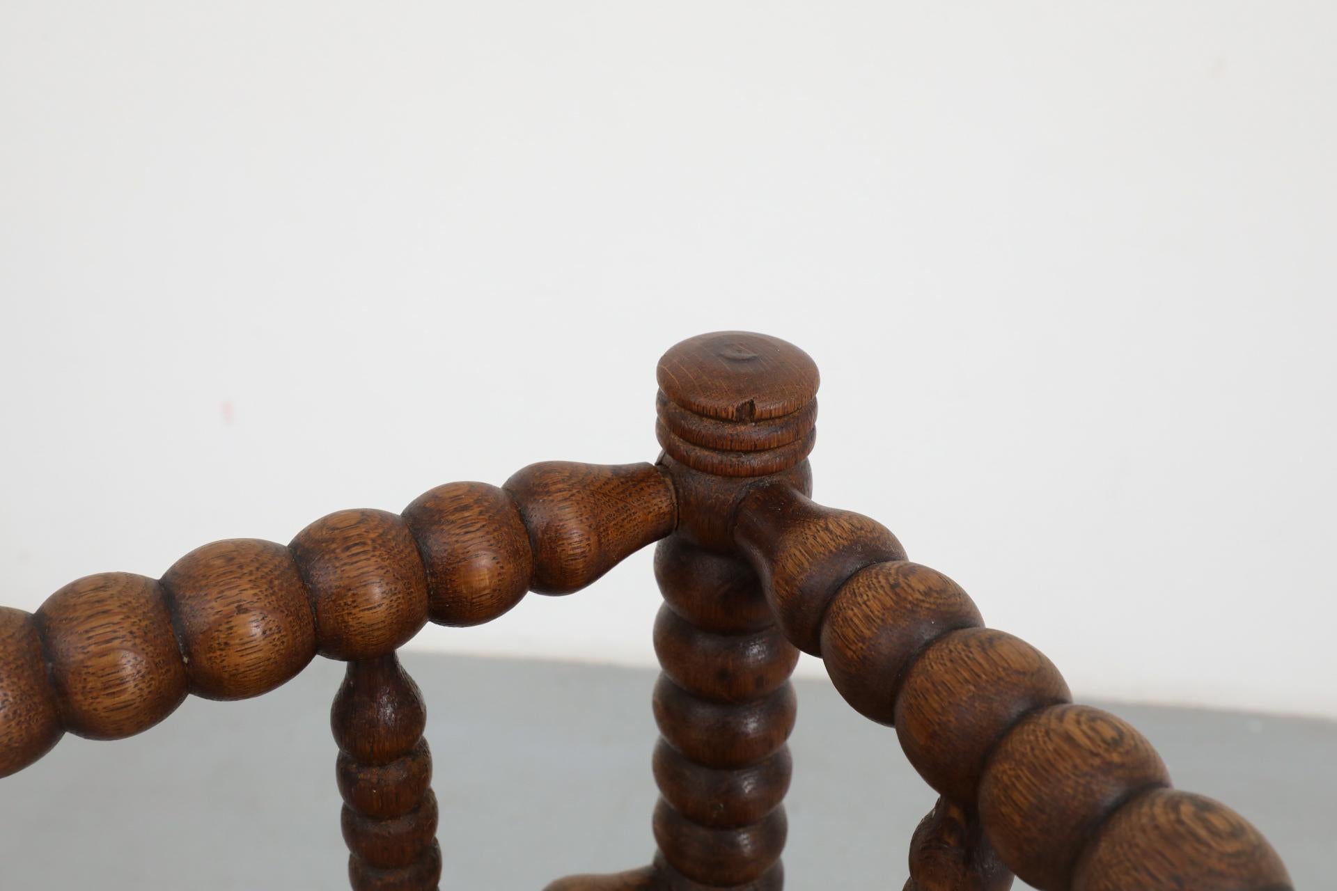 Bobbin-Ecksessel im Cottage-Stil des frühen 20. Jahrhunderts mit Binsensitz im Angebot 1