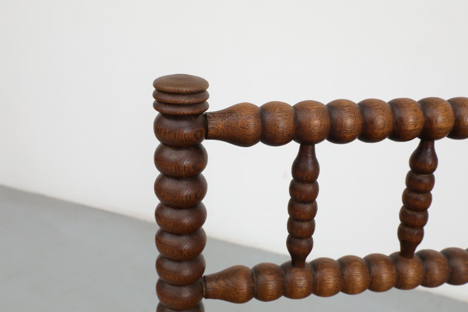 Bobbin-Ecksessel im Cottage-Stil des frühen 20. Jahrhunderts mit Binsensitz im Angebot 2