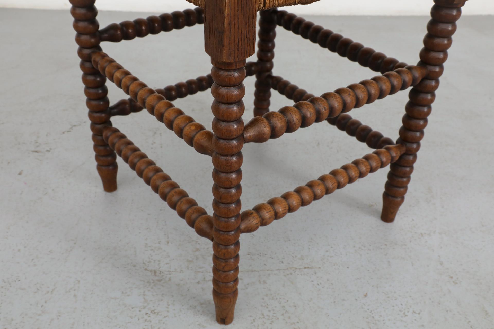 Bobbin-Ecksessel im Cottage-Stil des frühen 20. Jahrhunderts mit Binsensitz im Angebot 3