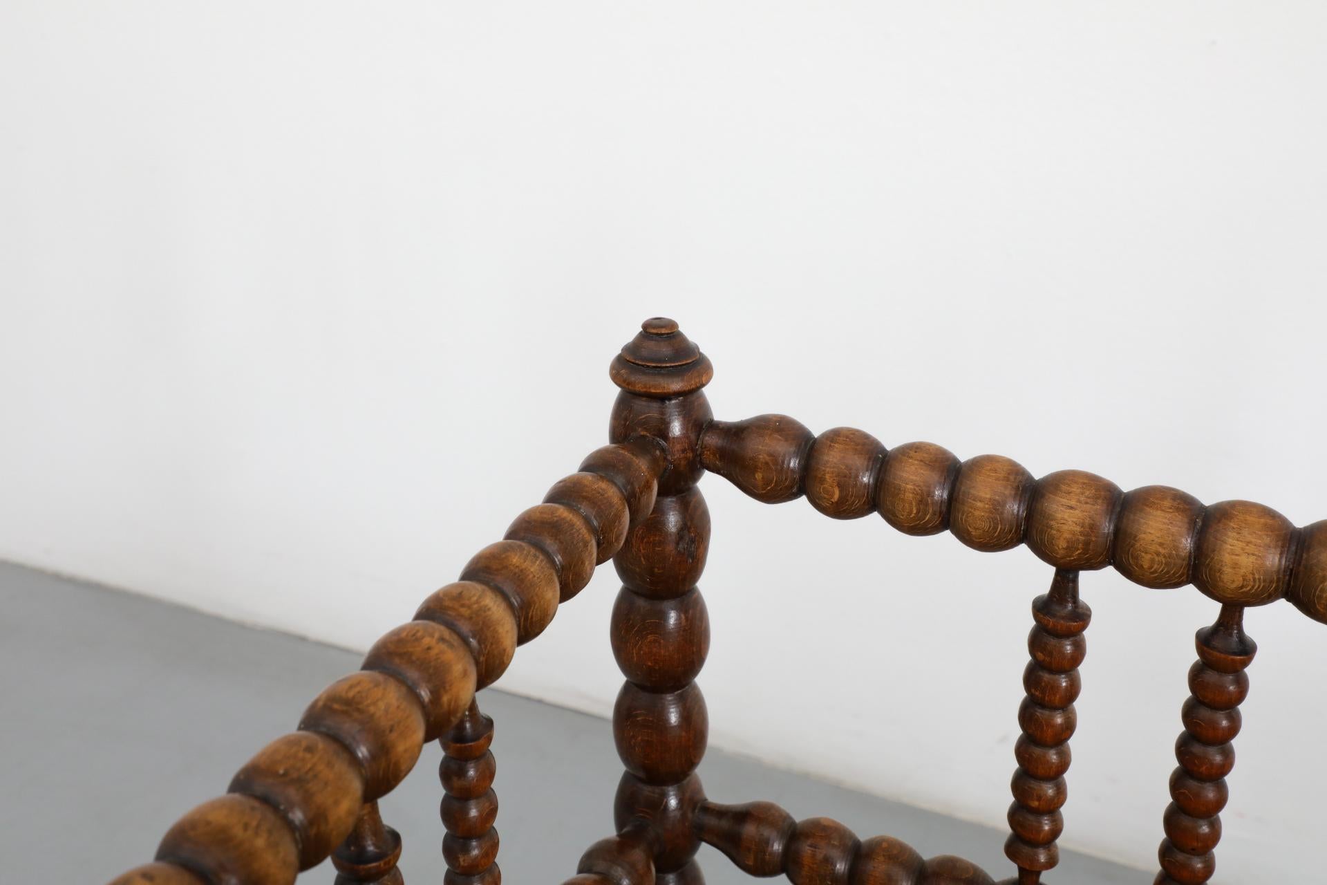 Sillas de rincón de bolillos estilo cottage de principios del siglo XX y mesa de salón a juego en venta 6