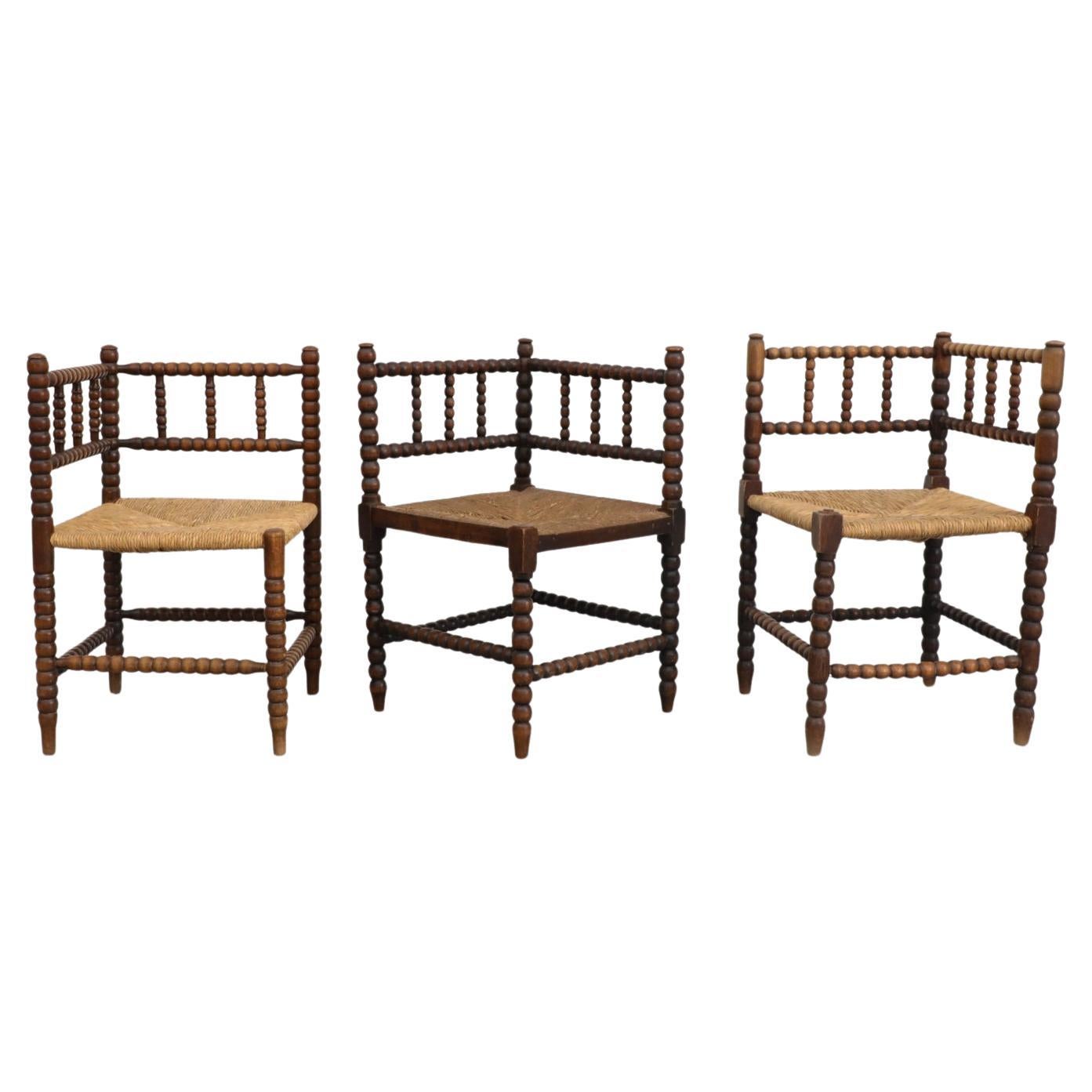 Sedie ad angolo in stile cottage dei primi del Novecento con seduta in giunco