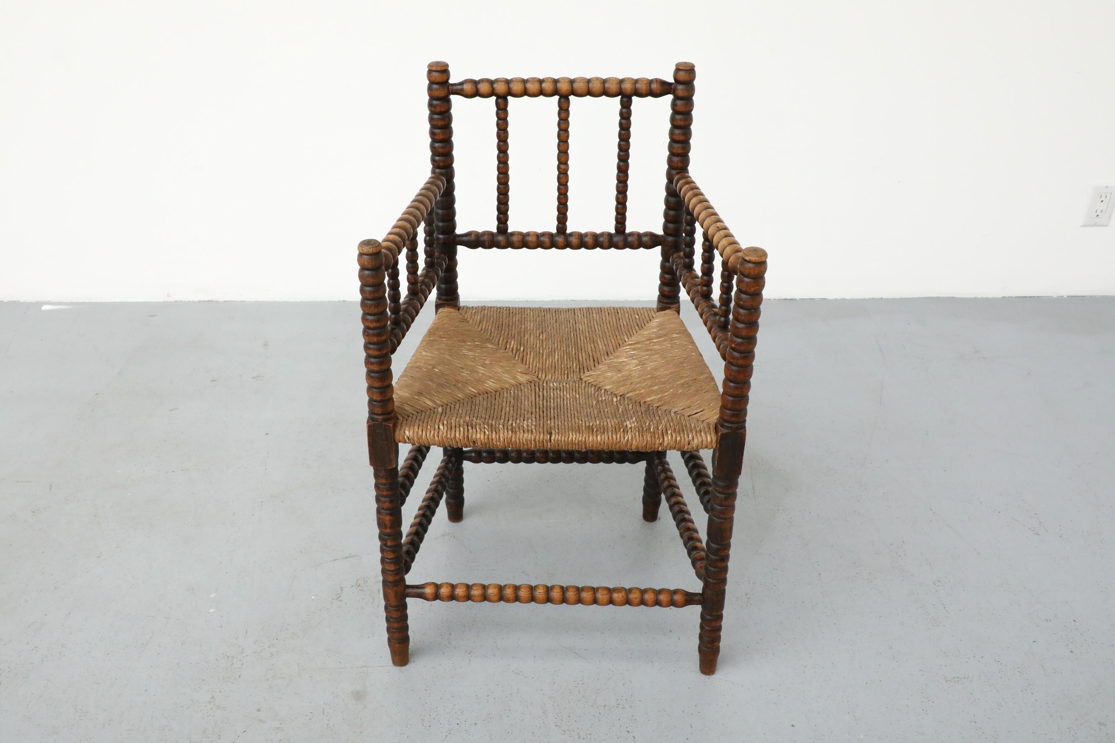 Sedia in stile cottage dei primi del Novecento intagliata a mano in legno con seduta in rattan in vendita 2