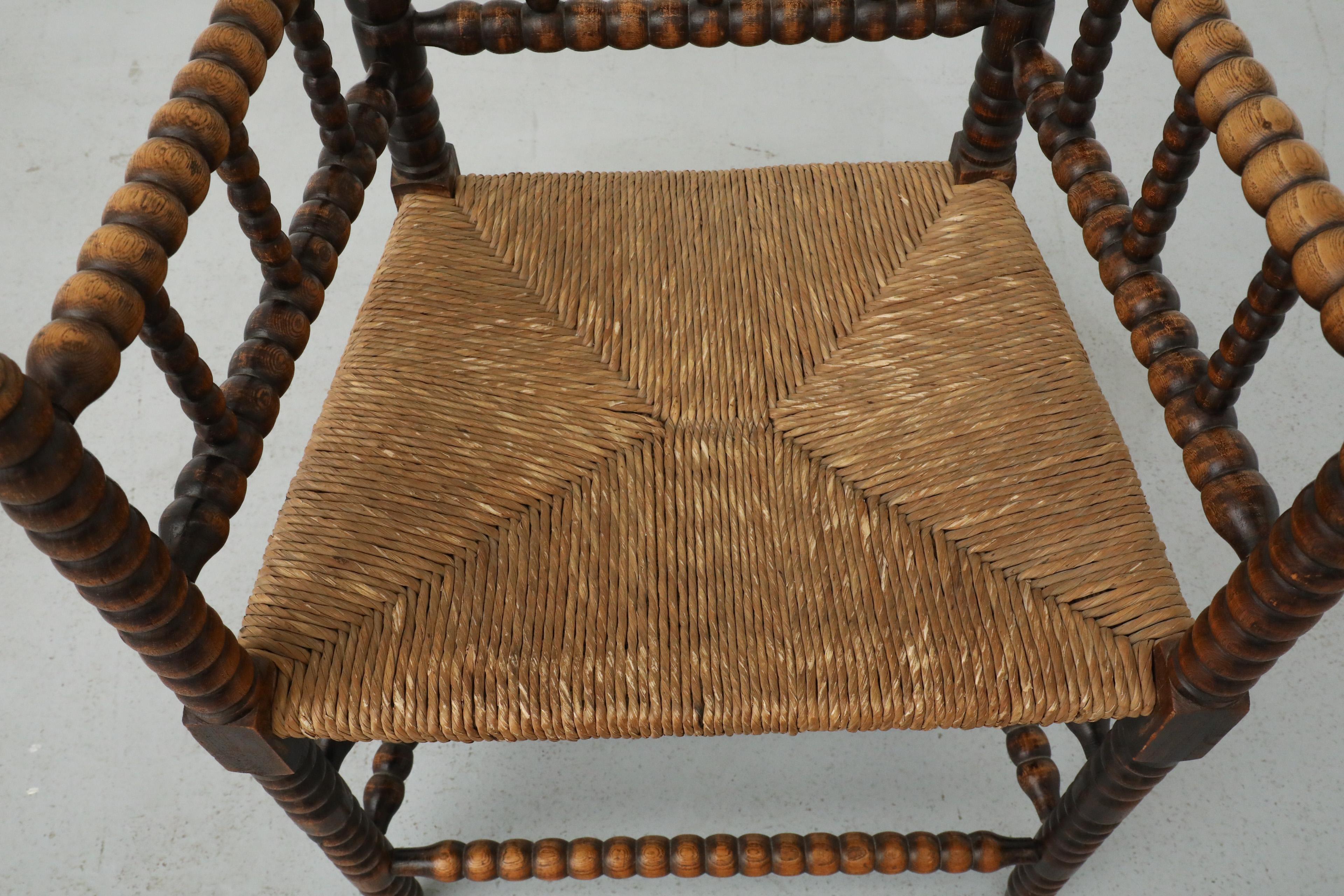 Sedia in stile cottage dei primi del Novecento intagliata a mano in legno con seduta in rattan in vendita 3