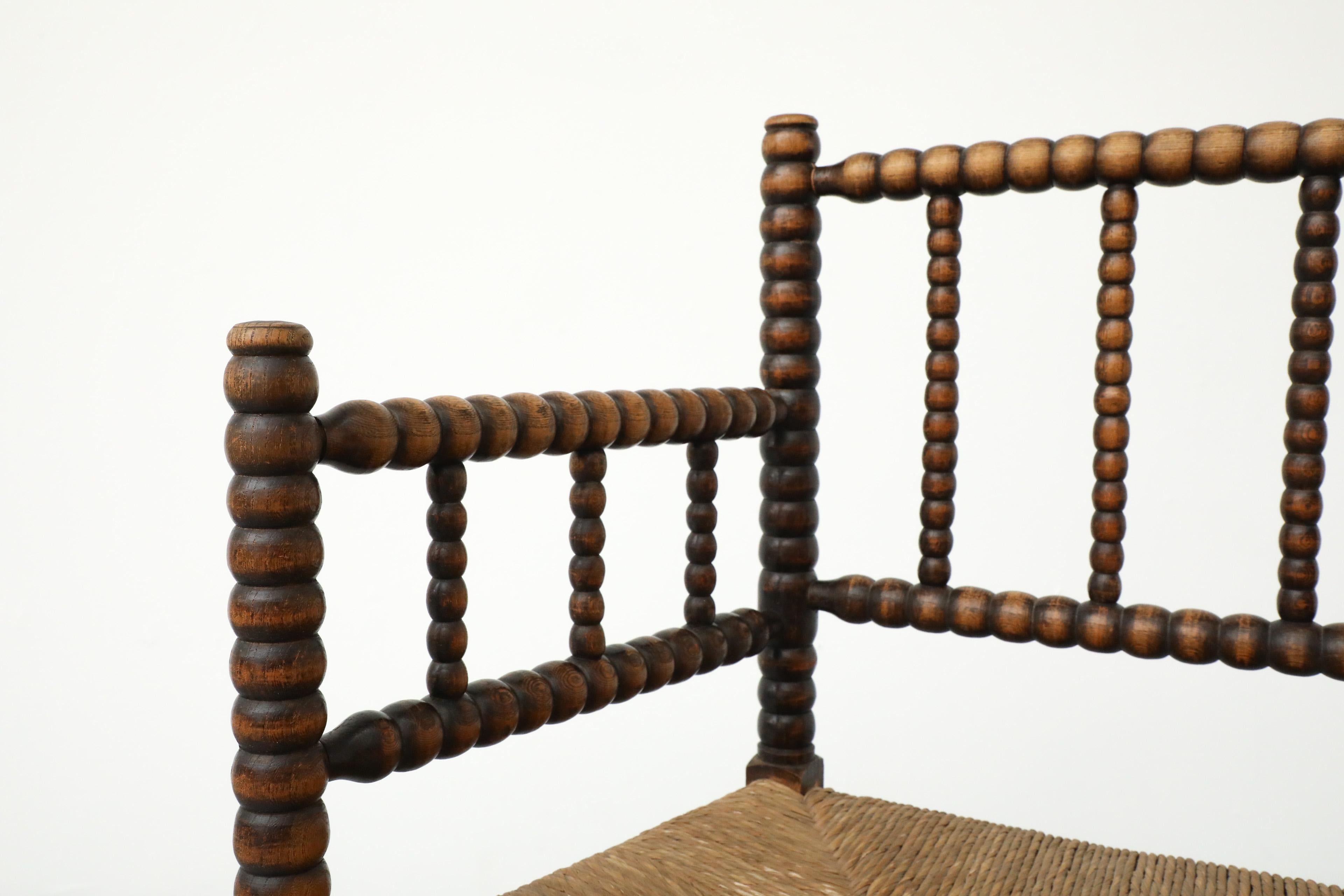 Sedia in stile cottage dei primi del Novecento intagliata a mano in legno con seduta in rattan in vendita 4