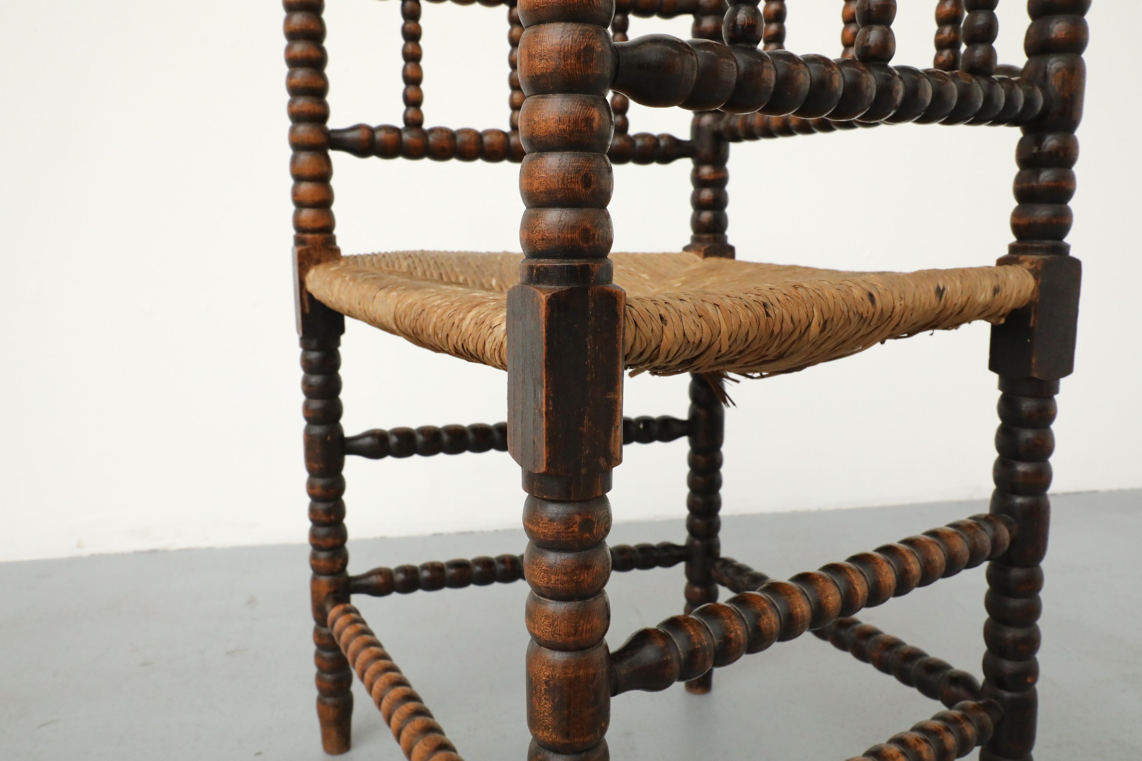 Sedia in stile cottage dei primi del Novecento intagliata a mano in legno con seduta in rattan in vendita 5