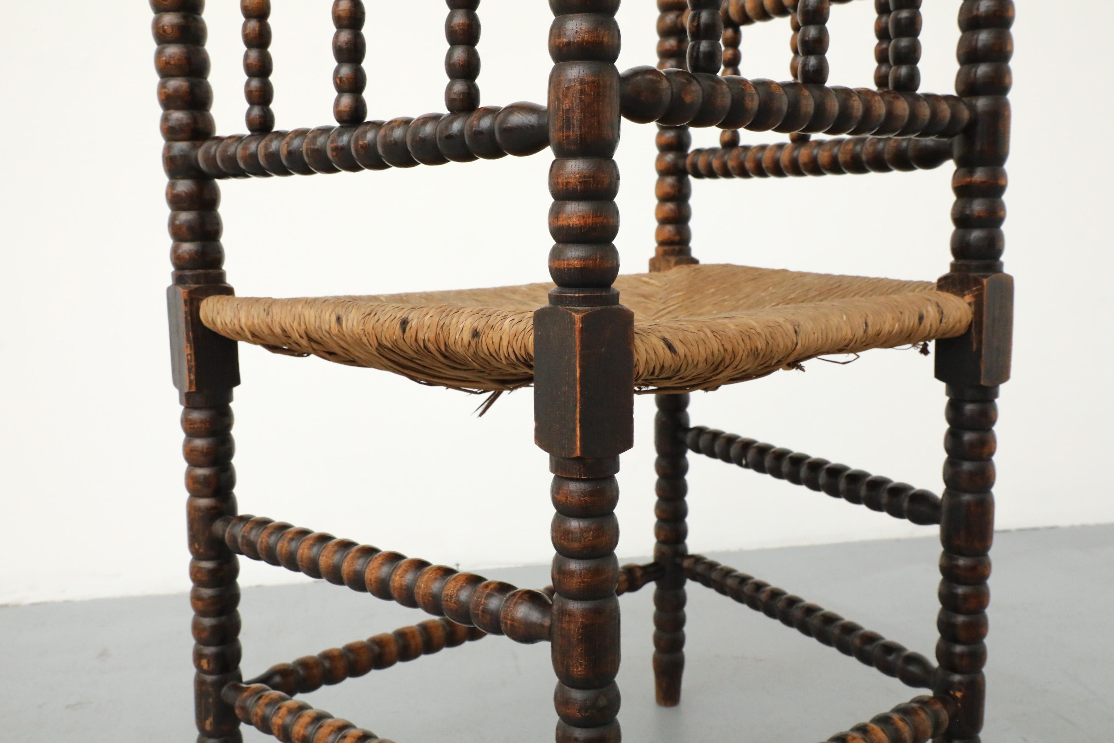 Sedia in stile cottage dei primi del Novecento intagliata a mano in legno con seduta in rattan in vendita 6