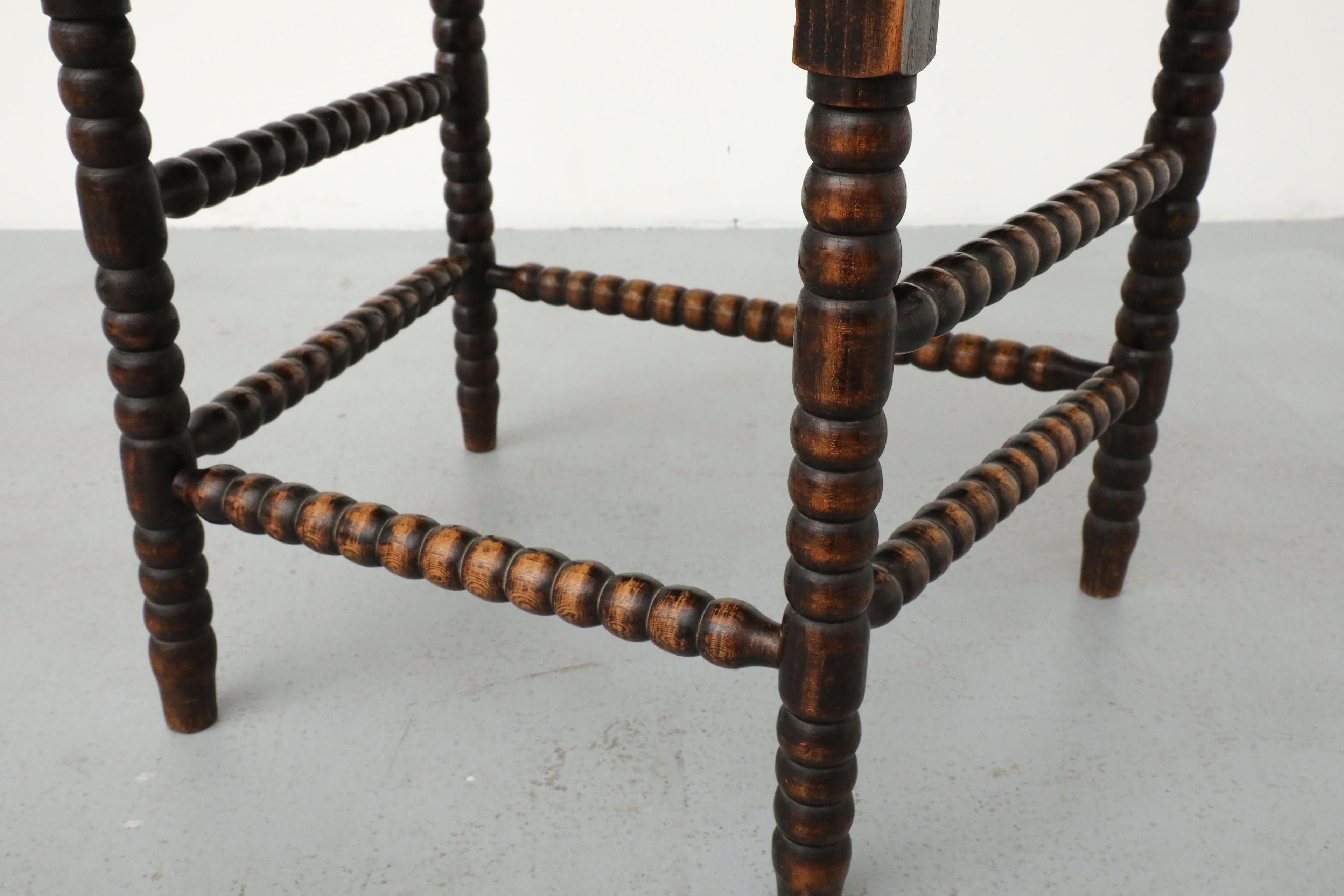 Sedia in stile cottage dei primi del Novecento intagliata a mano in legno con seduta in rattan in vendita 7
