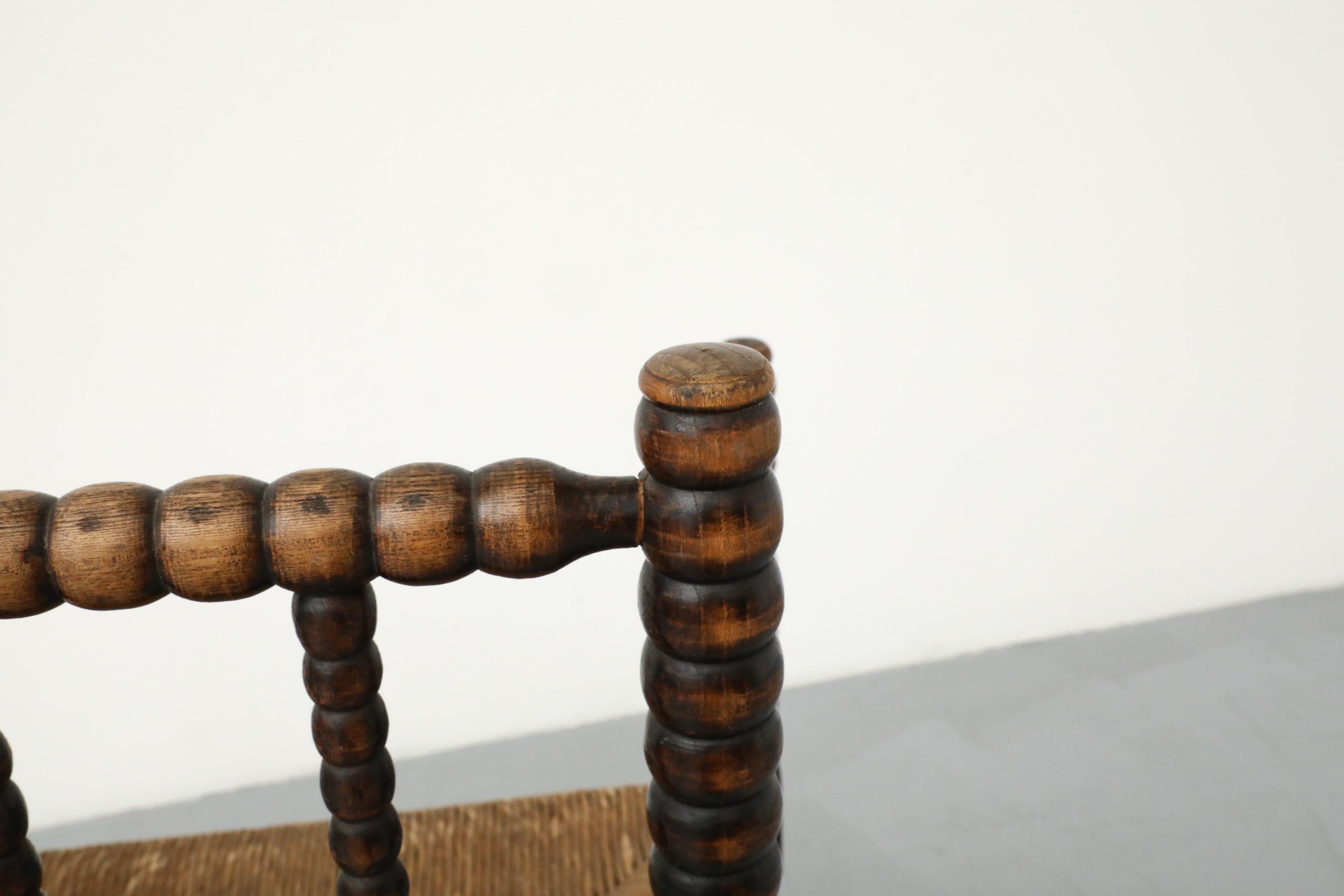 Sedia in stile cottage dei primi del Novecento intagliata a mano in legno con seduta in rattan in vendita 8