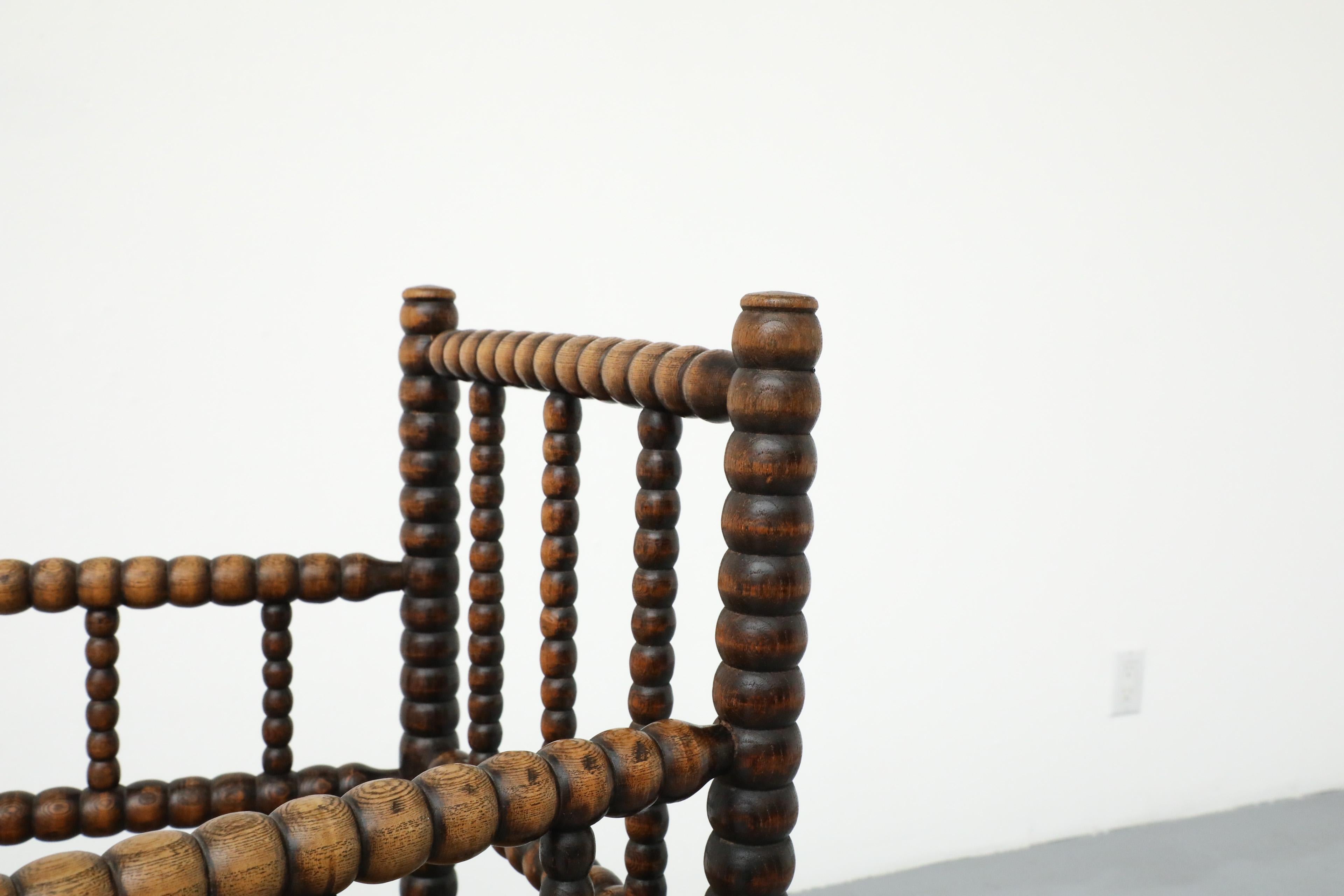 Sedia in stile cottage dei primi del Novecento intagliata a mano in legno con seduta in rattan in vendita 9