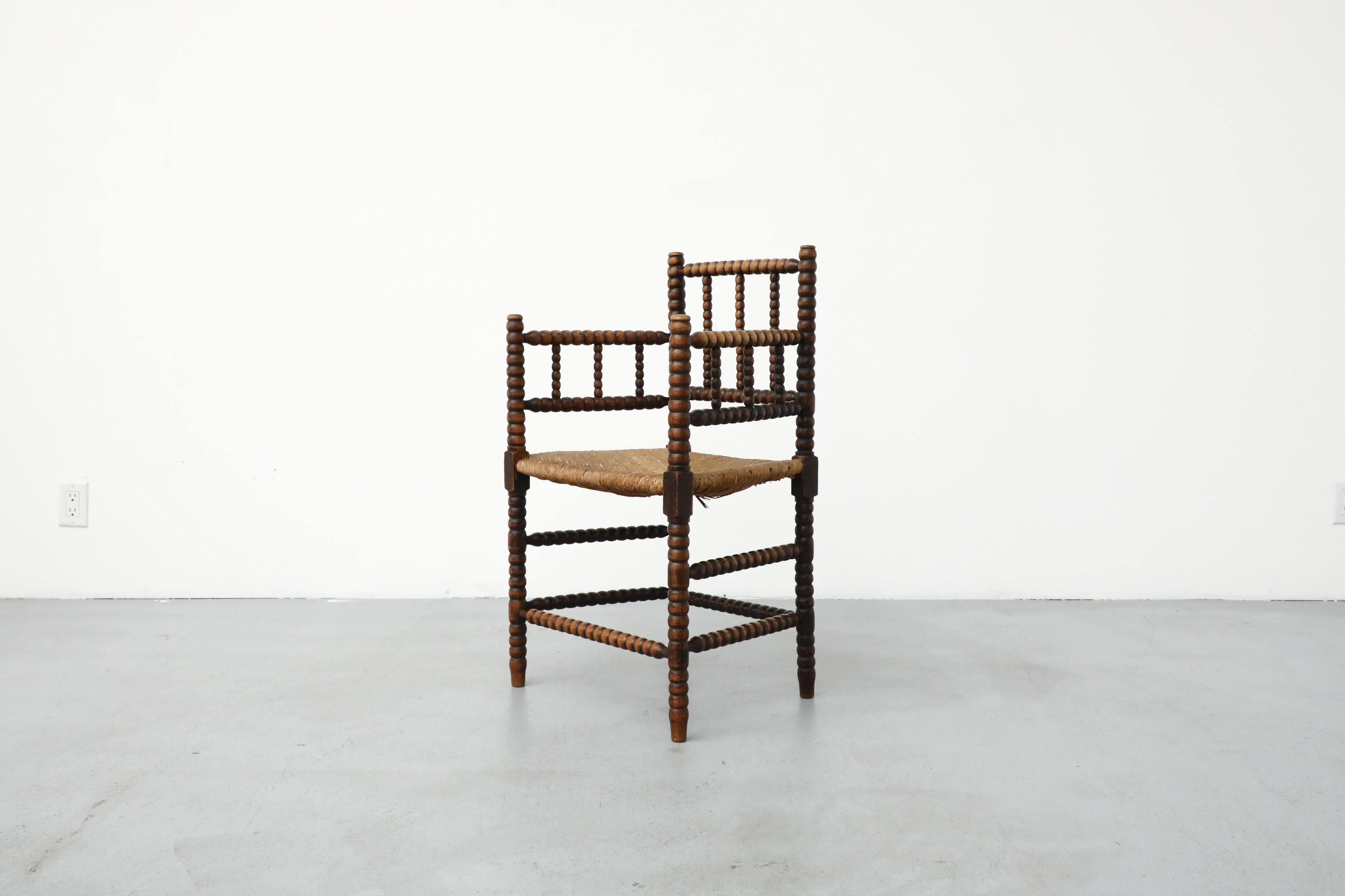 Mid-Century moderno Sedia in stile cottage dei primi del Novecento intagliata a mano in legno con seduta in rattan in vendita
