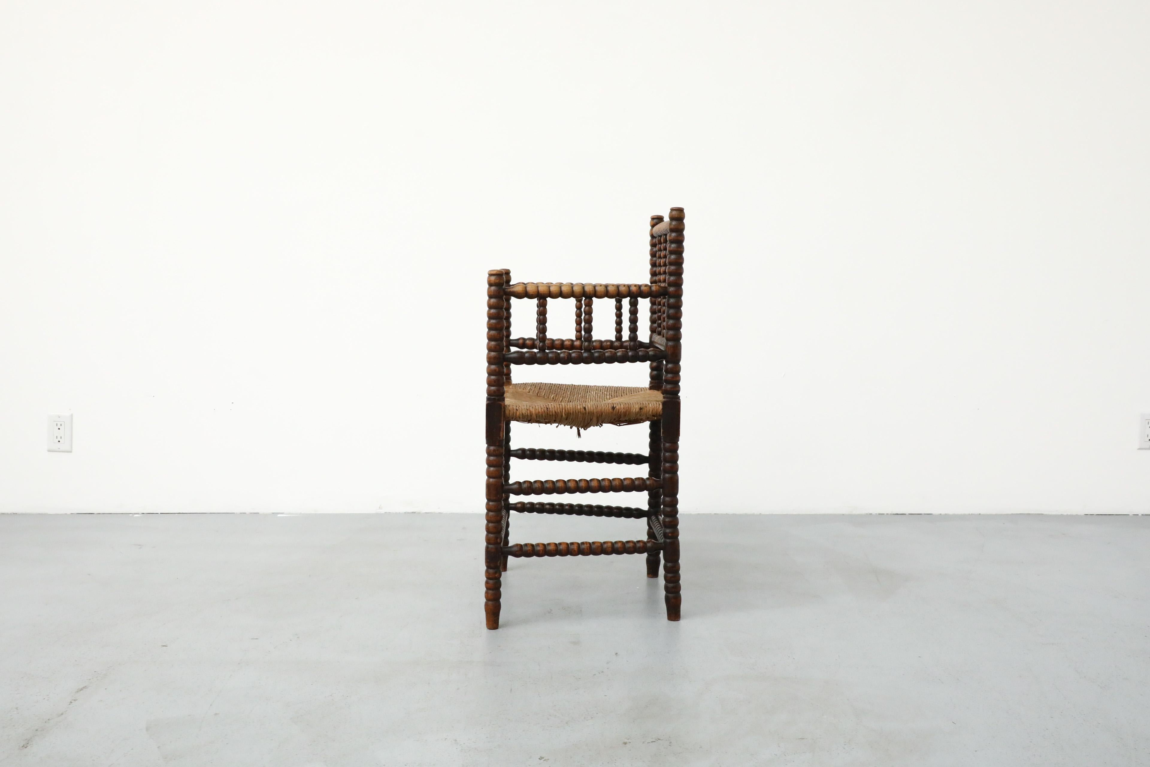 Olandese Sedia in stile cottage dei primi del Novecento intagliata a mano in legno con seduta in rattan in vendita