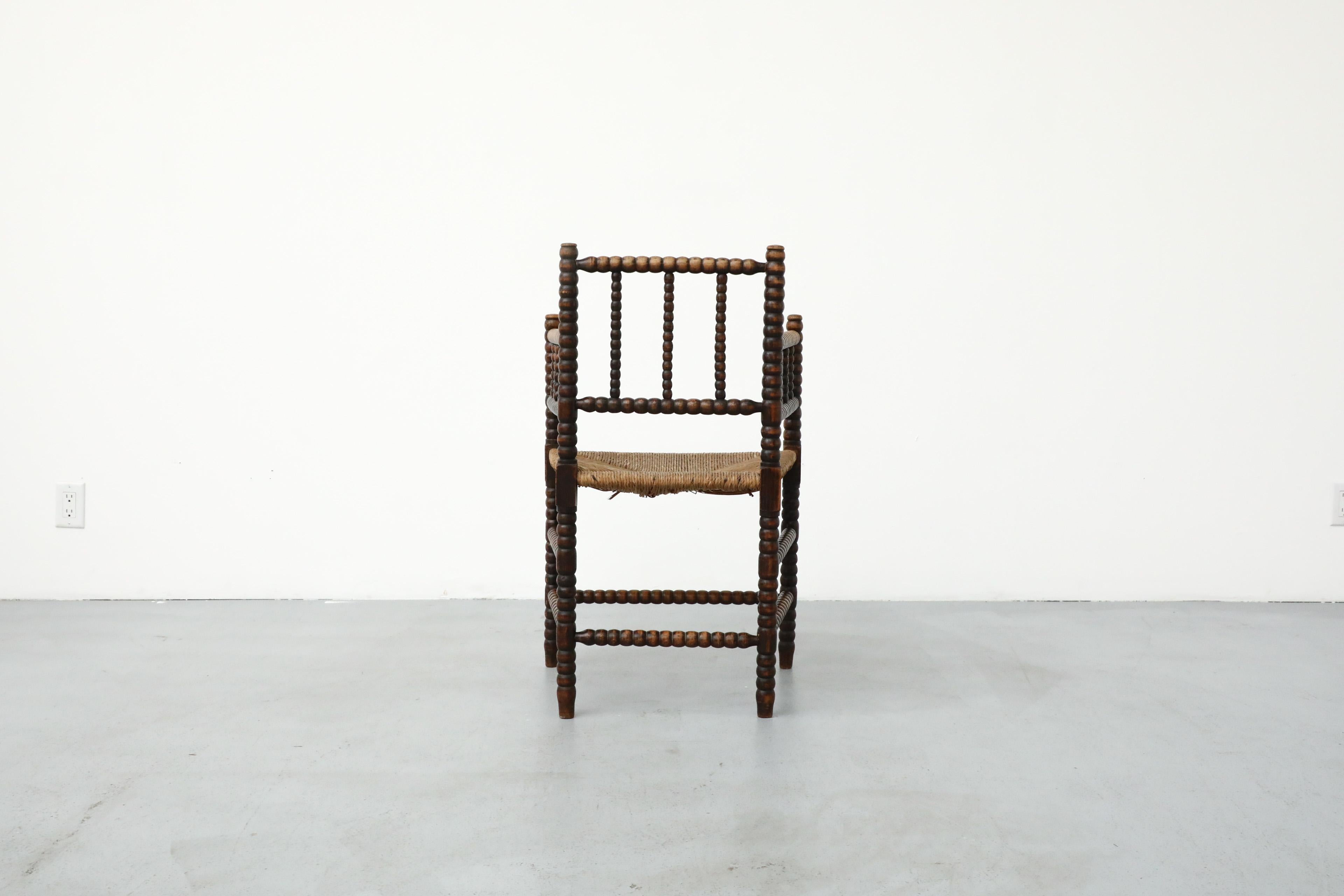 Sedia in stile cottage dei primi del Novecento intagliata a mano in legno con seduta in rattan In condizioni buone in vendita a Los Angeles, CA