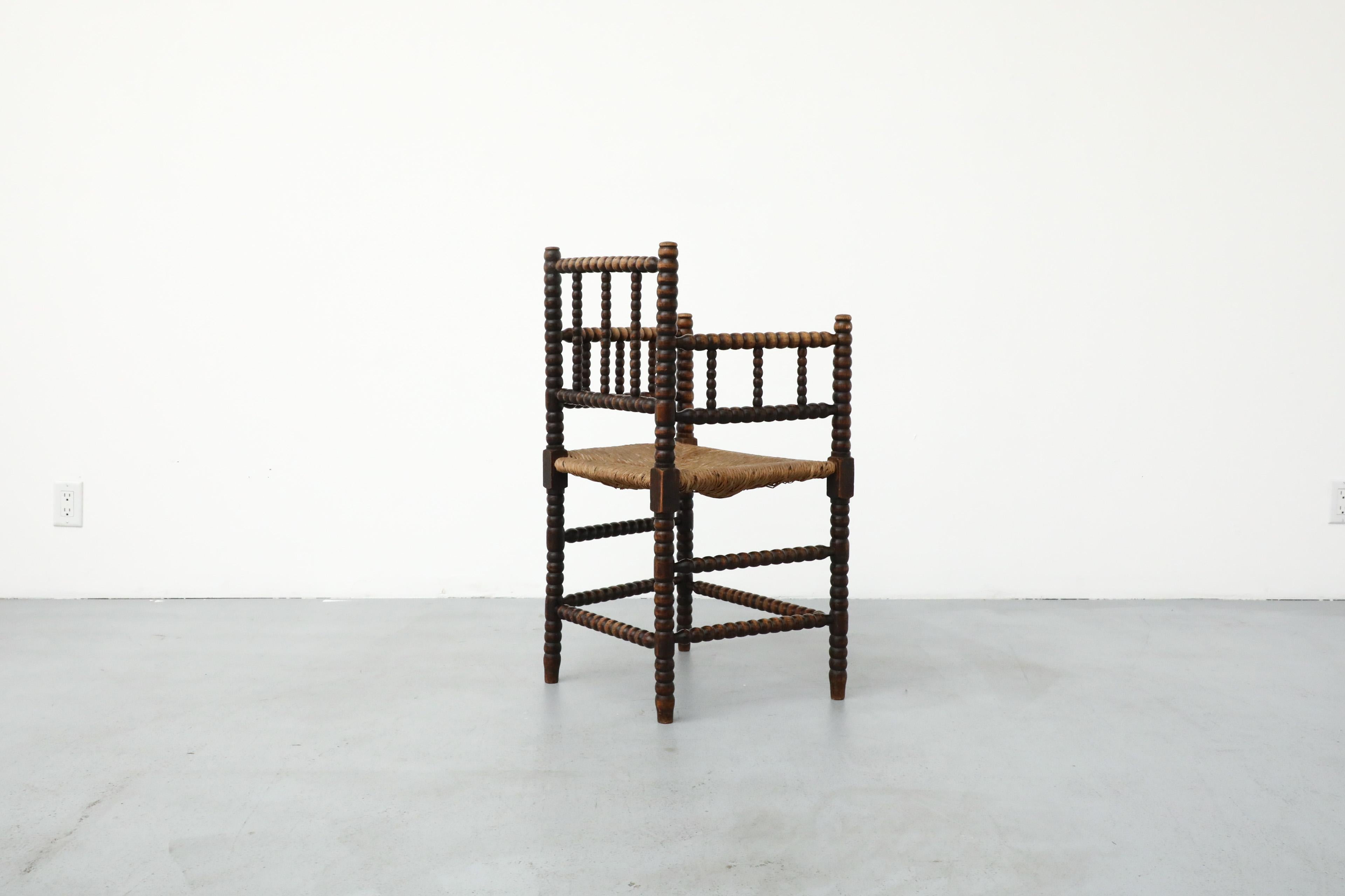 XX secolo Sedia in stile cottage dei primi del Novecento intagliata a mano in legno con seduta in rattan in vendita