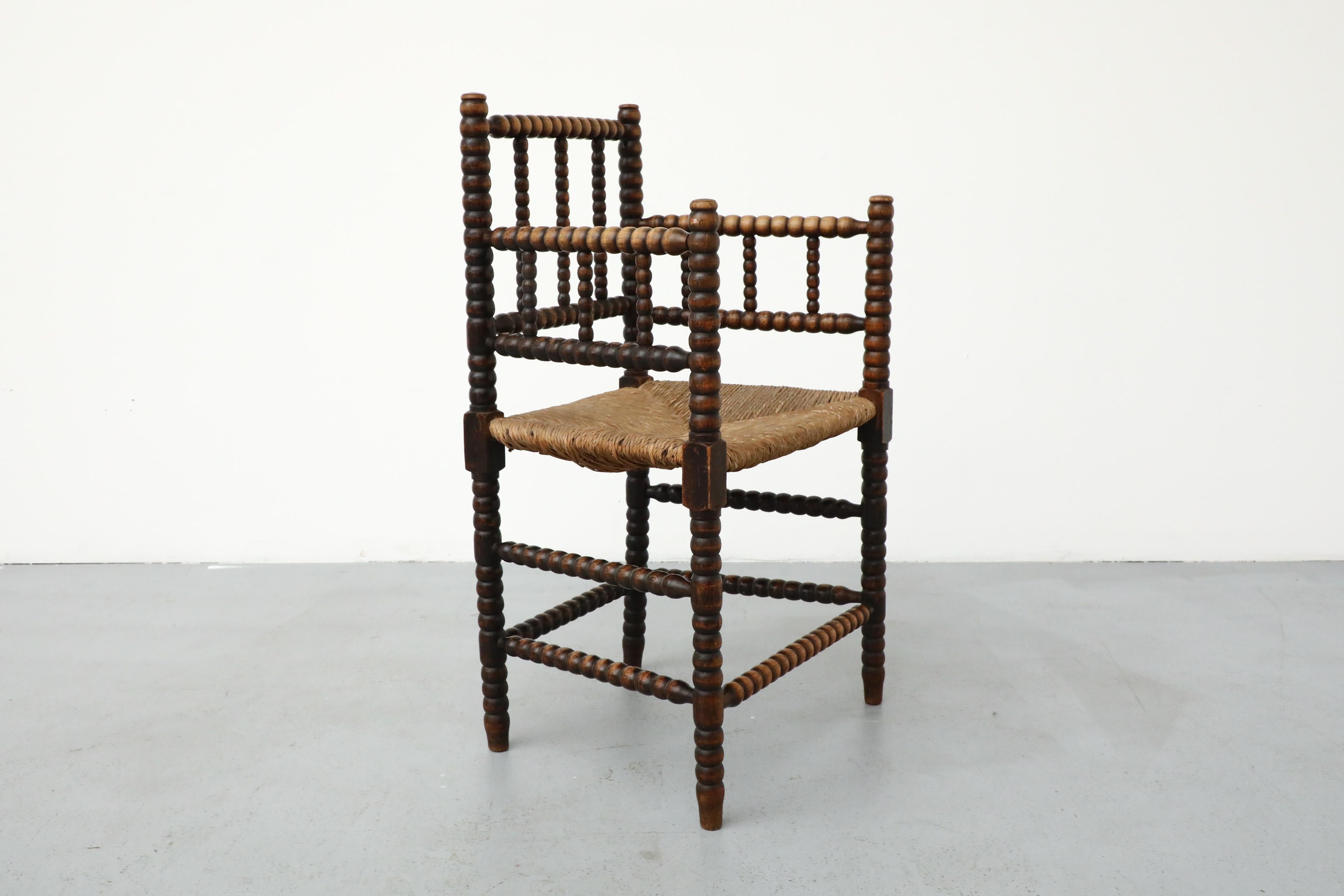 Rattan Sedia in stile cottage dei primi del Novecento intagliata a mano in legno con seduta in rattan in vendita