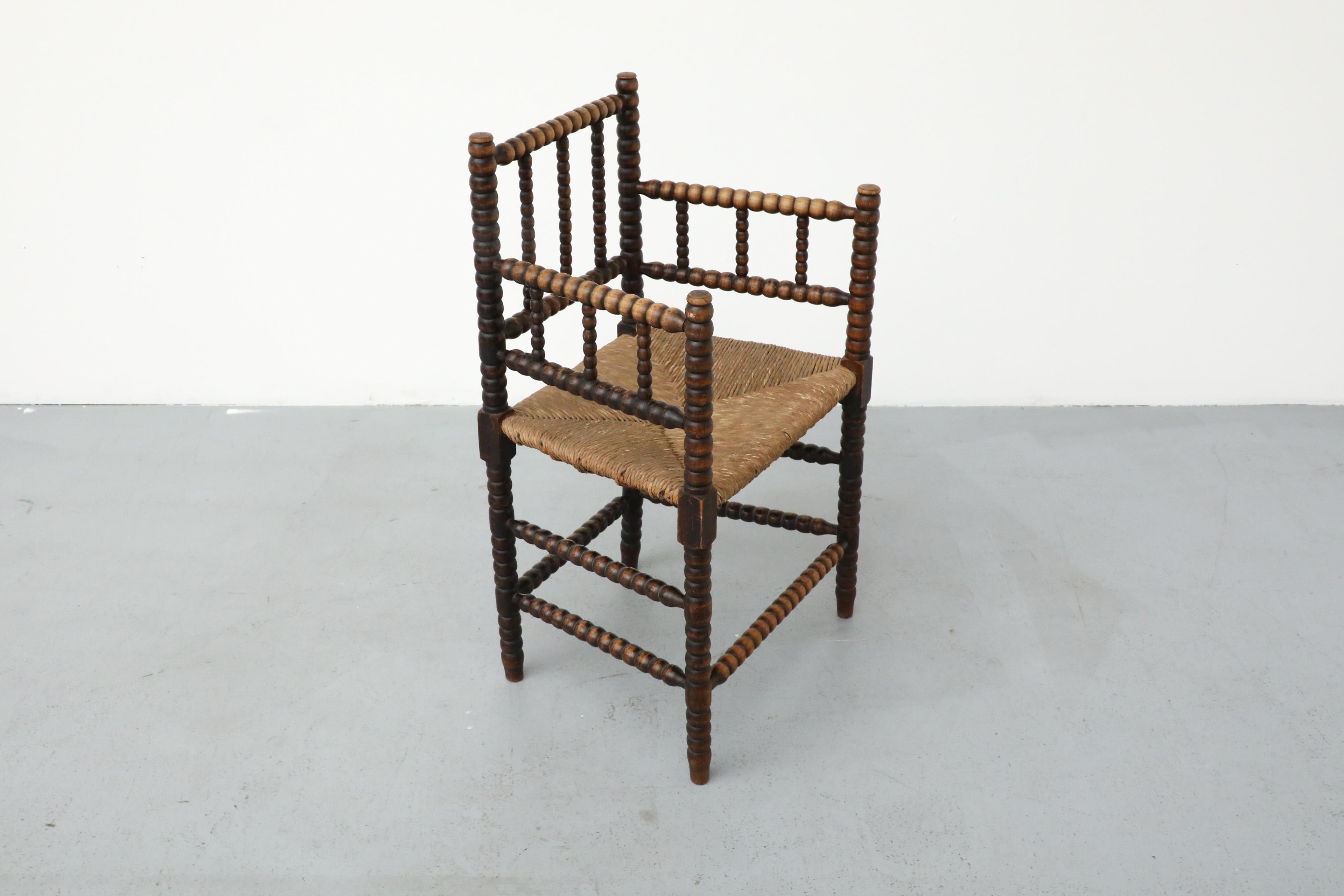 Sedia in stile cottage dei primi del Novecento intagliata a mano in legno con seduta in rattan in vendita 1