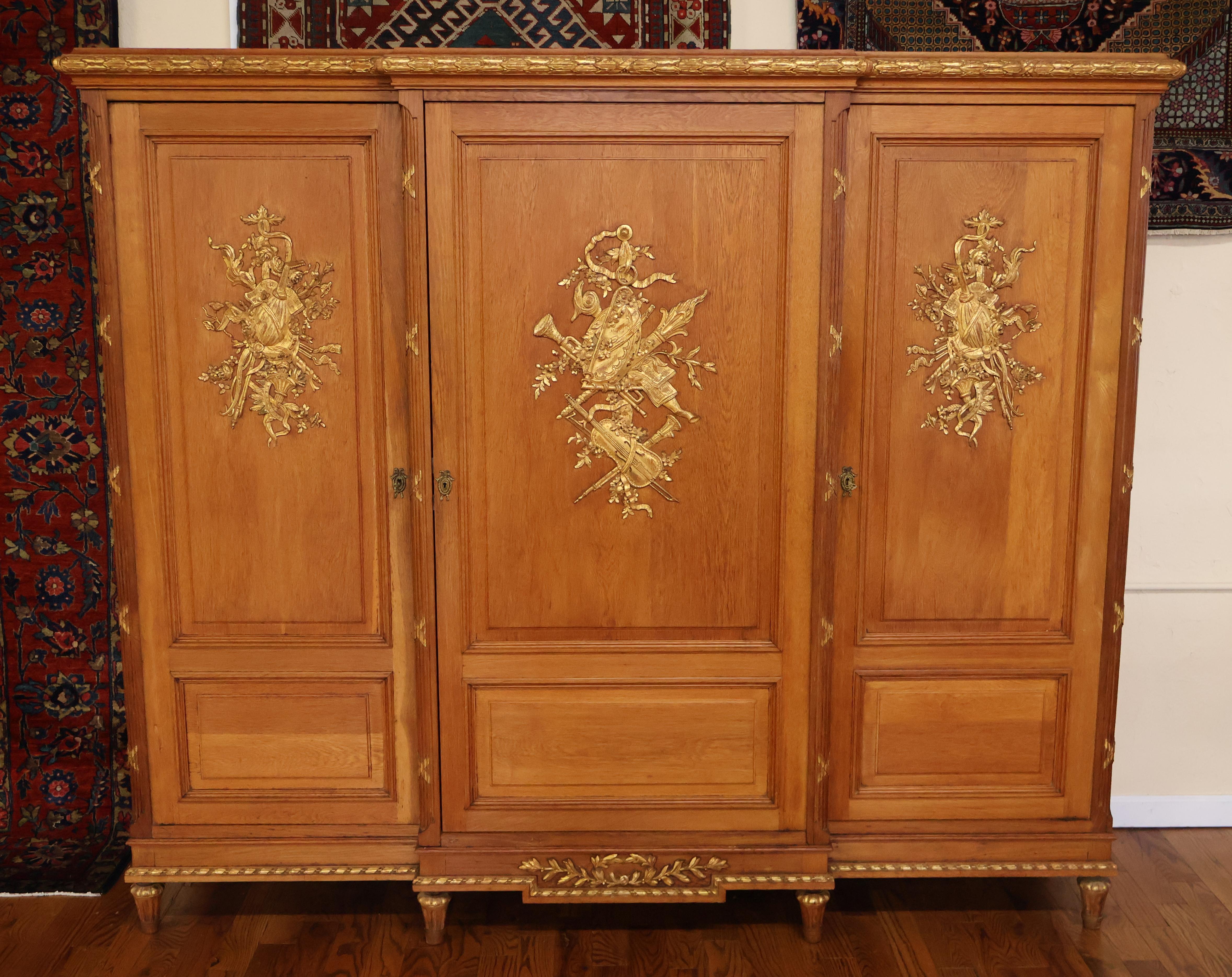 ​Early 20th Century Country French Louis XVI Style Oak Armoire

Dimensions : 89.5