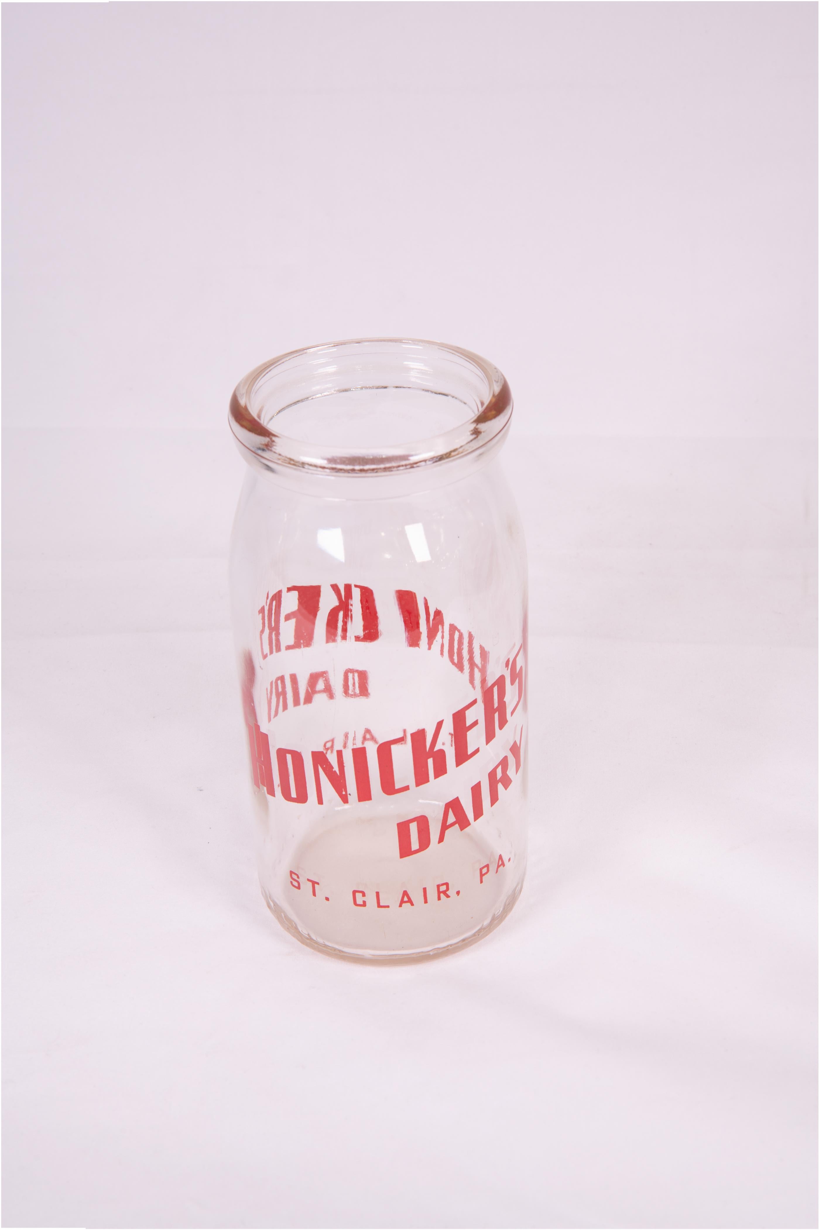 Anfang des 20. Jahrhunderts  Glas-Milchflaschen mit Zinn-Träger im Angebot 1