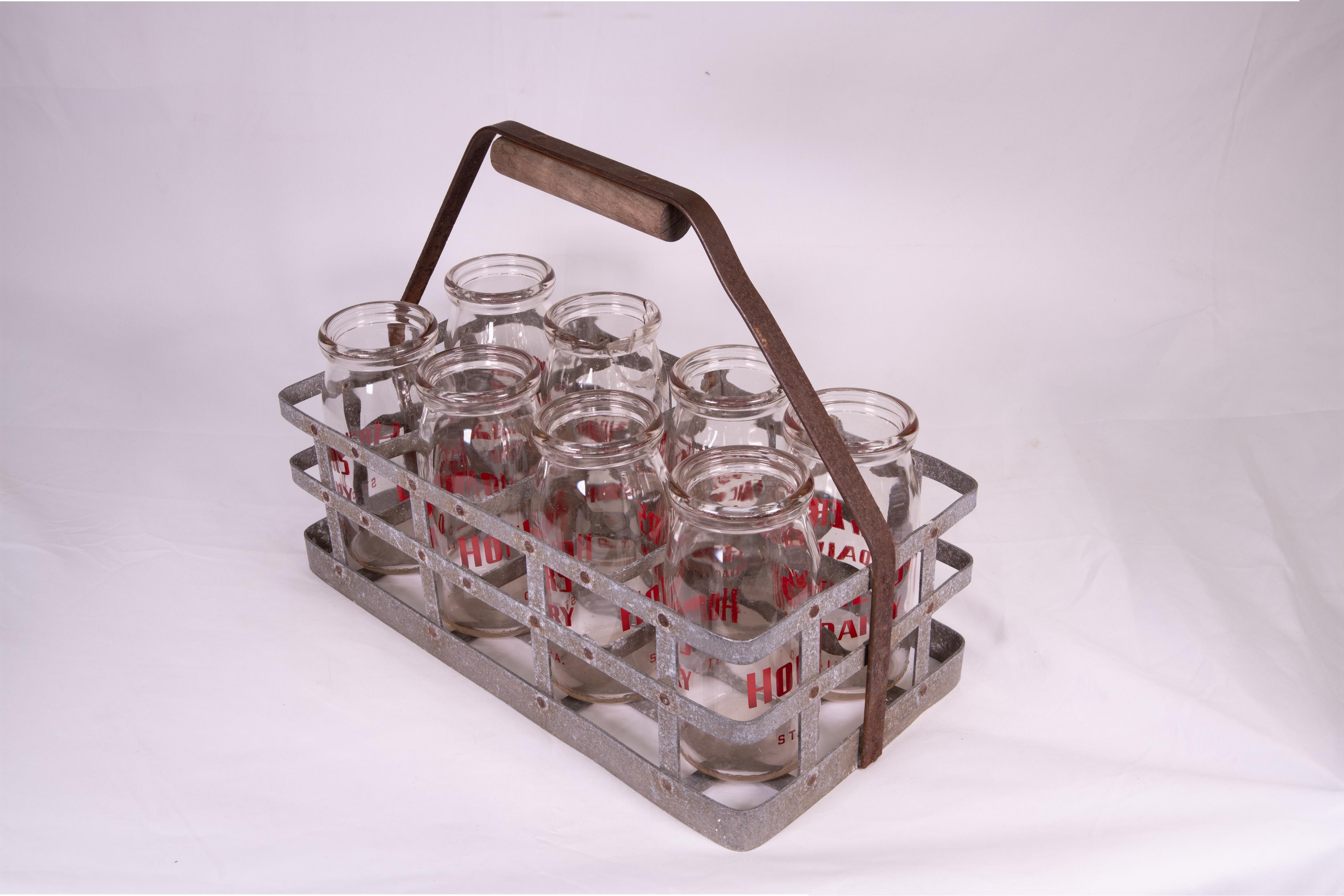 Anfang des 20. Jahrhunderts  Glas-Milchflaschen mit Zinn-Träger im Angebot 2
