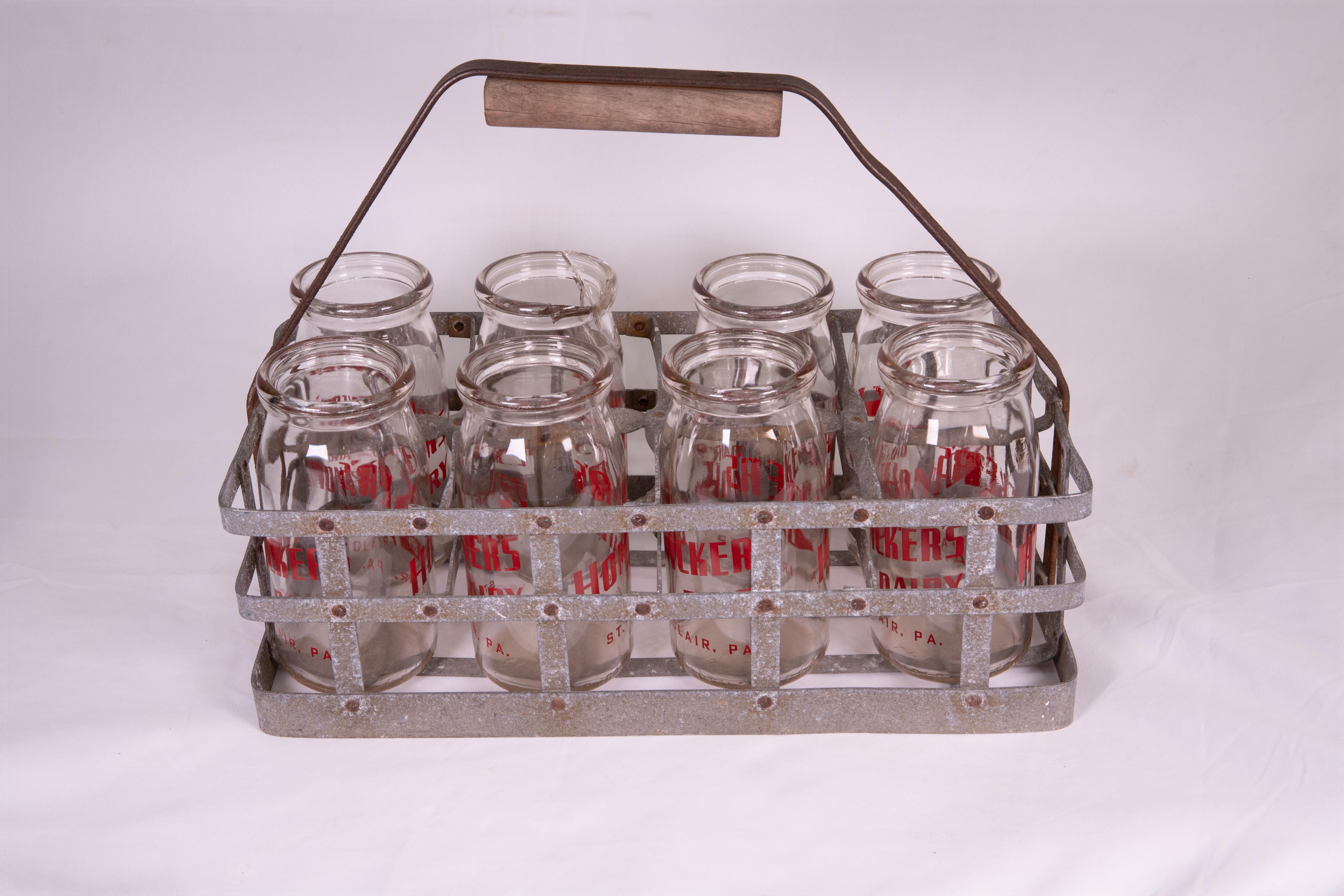 Anfang des 20. Jahrhunderts  Glas-Milchflaschen mit Zinn-Träger im Angebot 3