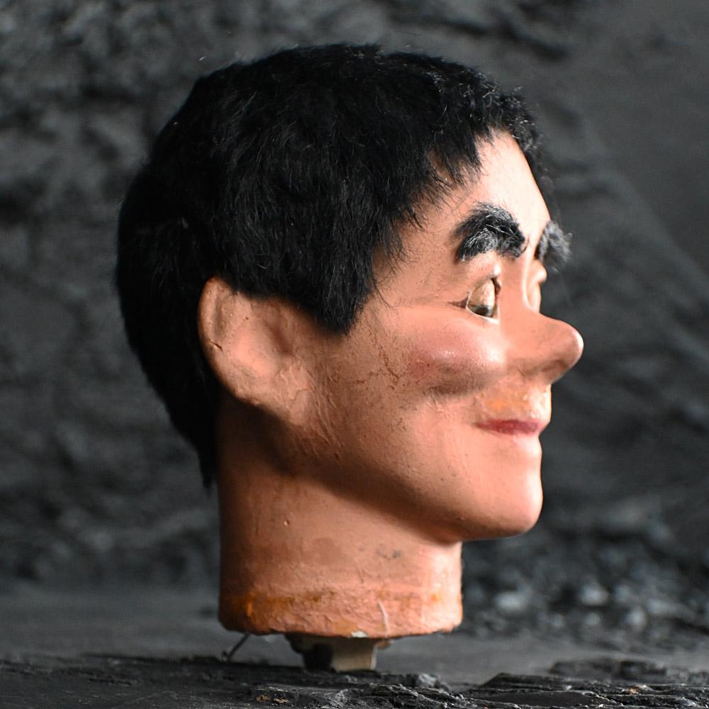 Anfang des 20. Jahrhunderts Creepy Glass Eyed English Puppet Head.   (Handgefertigt) im Angebot