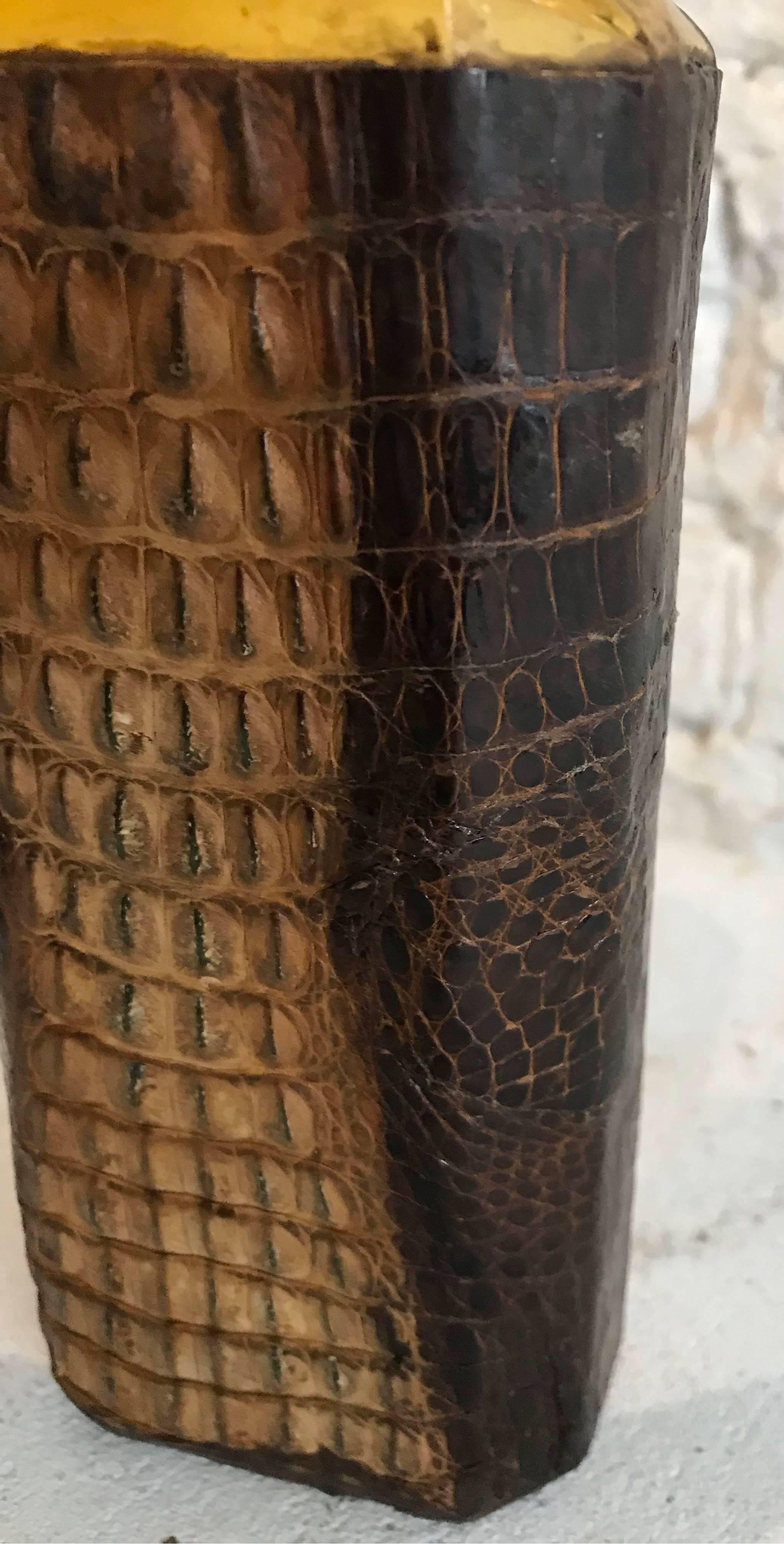 Bottiglia di vetro ambra coccodrillo dei primi del Novecento dalla Germania in vendita 4