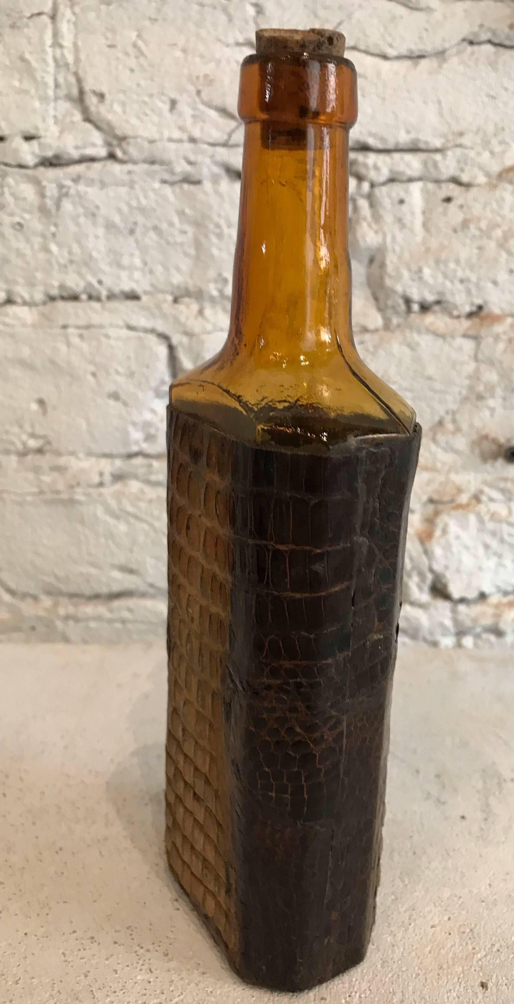 Early 20th Century Crocodile Amber Glass Bottle from Germany For Sale 1