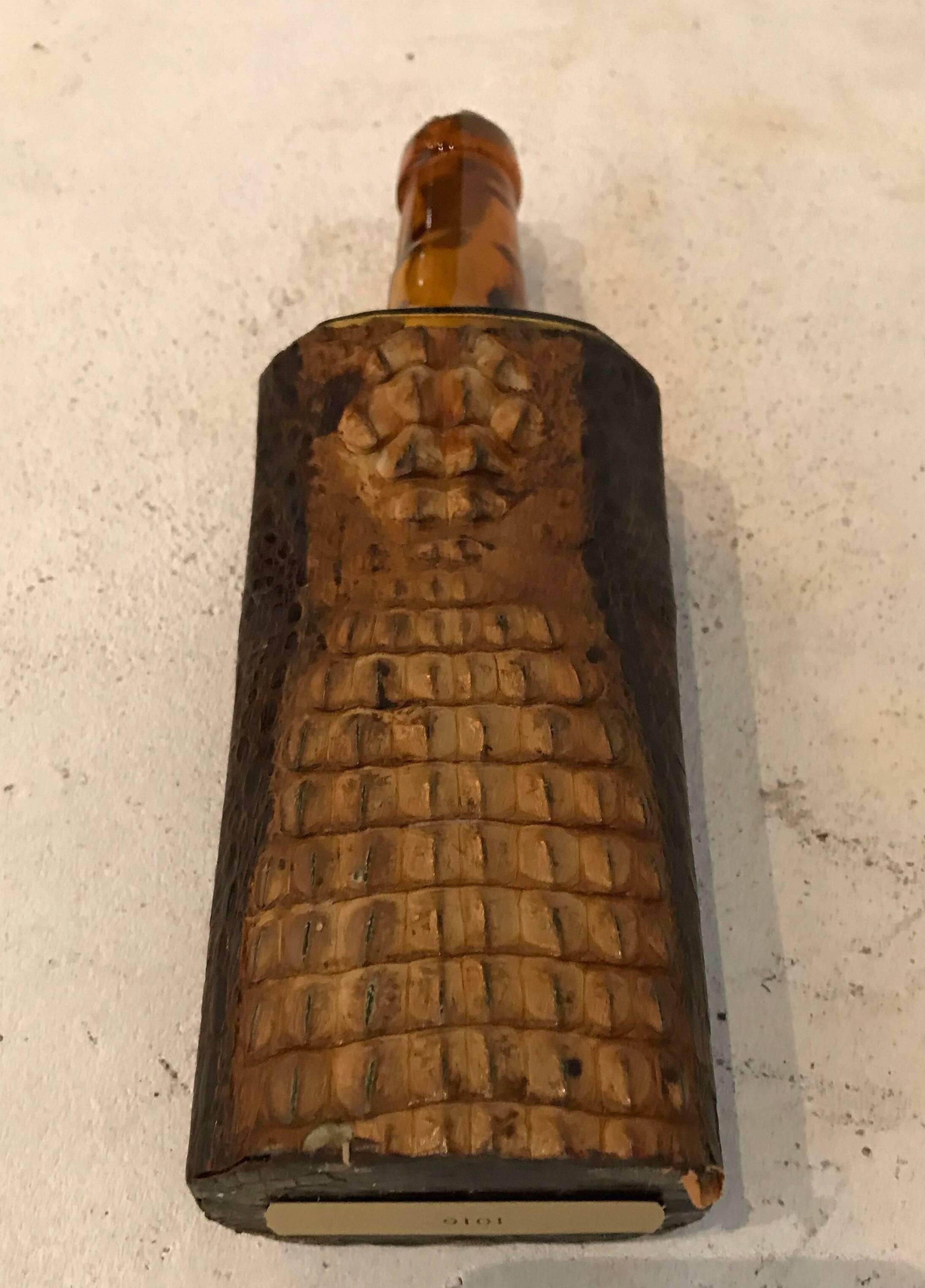 Early 20th Century Crocodile Amber Glass Bottle from Germany For Sale 3
