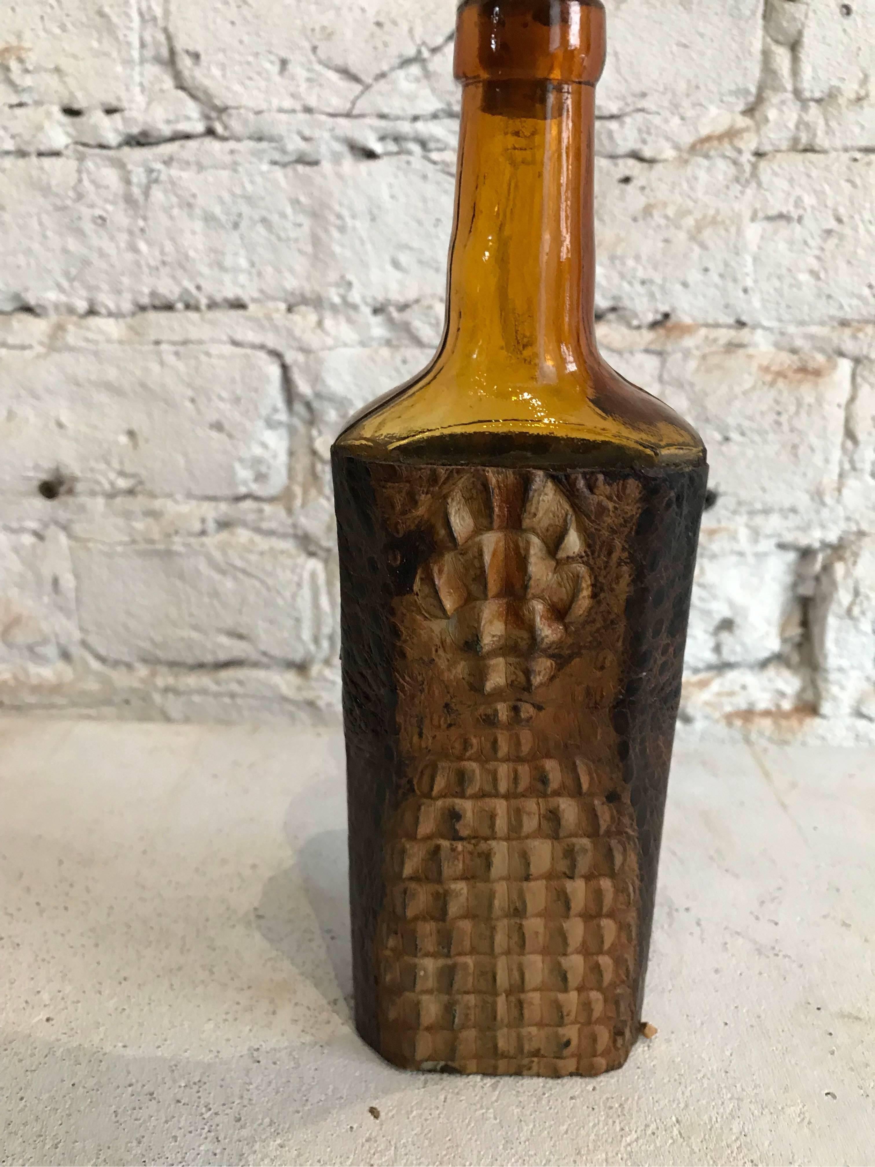 Early 20th Century Crocodile Amber Glass Bottle from Germany For Sale 4