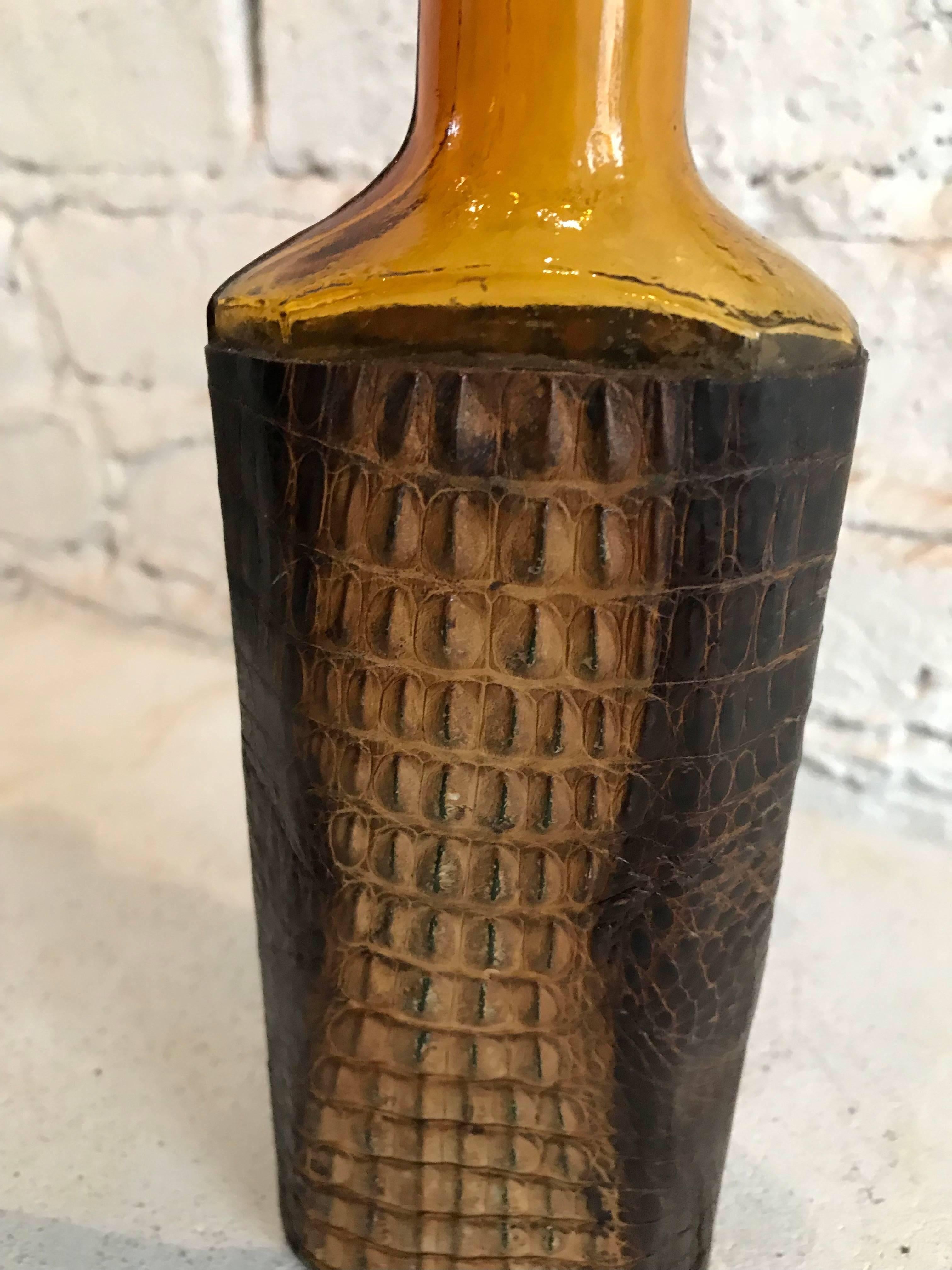 Early 20th Century Crocodile Amber Glass Bottle from Germany For Sale 6