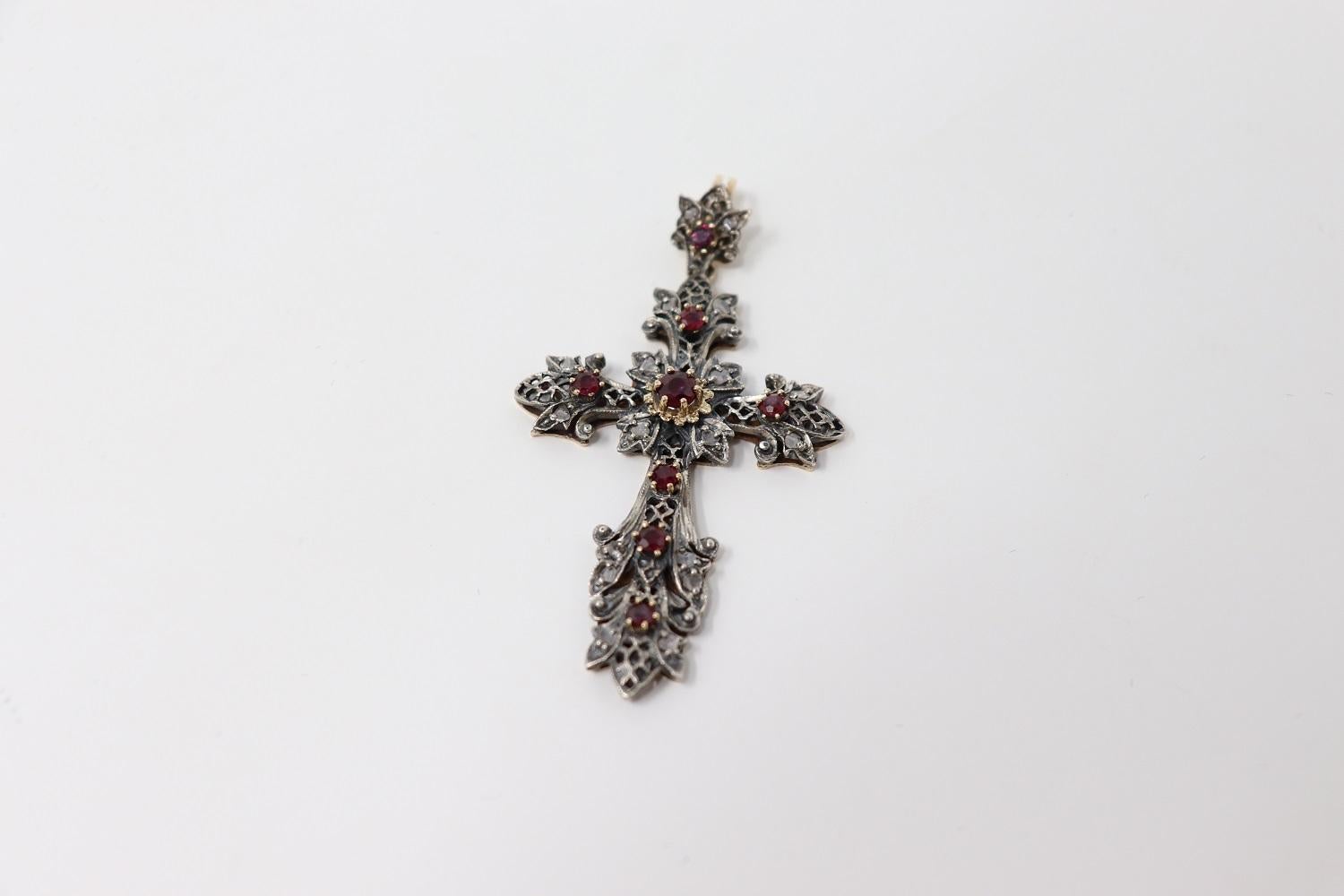 Beautiful and characteristic antique cross pendant in silver with rubies. The back is in yellow gold. These crosses were made by great goldsmiths from southern Italy. Used Goods Conditions.
