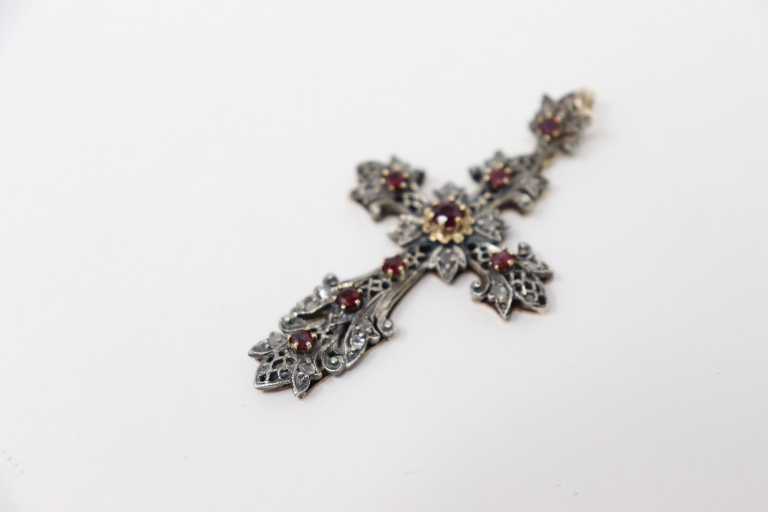 Early 20th Century Cross Pendant in Gold, Silver and Rubies In Good Condition For Sale In Bosco Marengo, IT