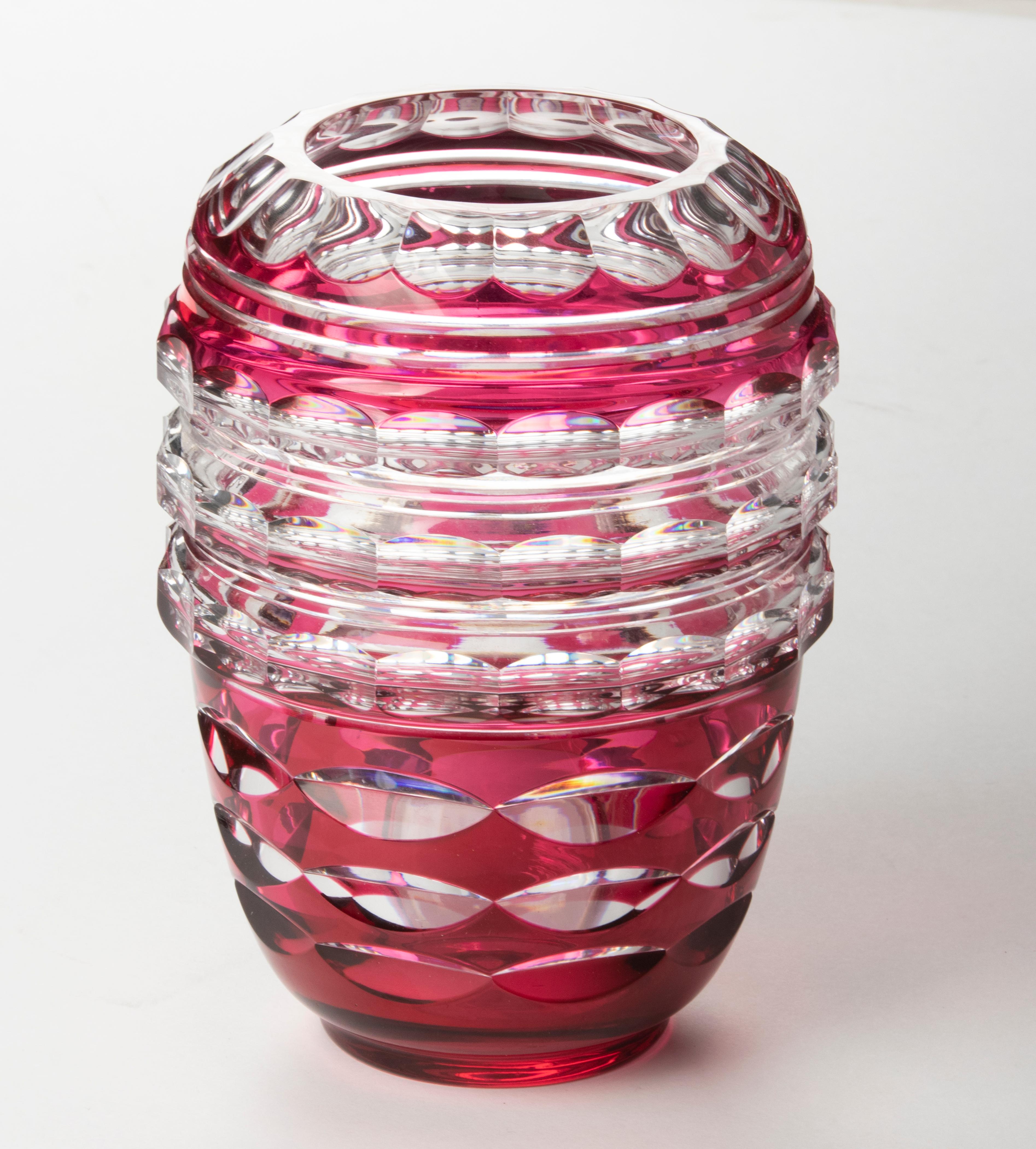 Crystal vase from the Belgian brand Val Saint Lambert. Beautiful color combination of red and clear crystal, with beautiful cut. The vase is not marked (pieces from this period by VSL are rarely marked). It is a well-known model by Val Saint