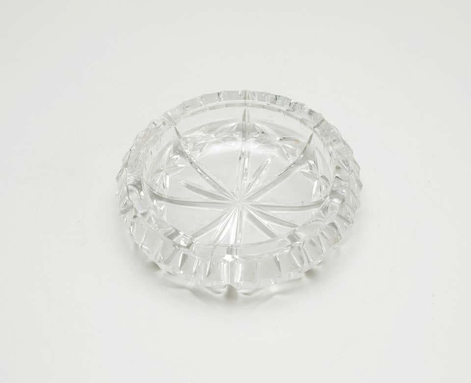 Cendrier en cristal. Fabricant français inconnu, début du 20e siècle.  En état d'origine, avec une usure mineure conforme à l'âge et à l'utilisation, préservant une belle patine.  Matériau : verre  Dimensions : ø 21cm x H 6 cm.