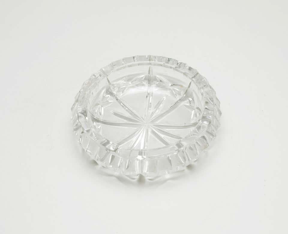 Crystal ashtray.
By unknown manufacturer from France, early 20th century.

In original condition, with minor wear consistent with age and use, preserving a beautiful patina.

Material:
glass

Dimensions:
ø 21cm x H 6 cm.
