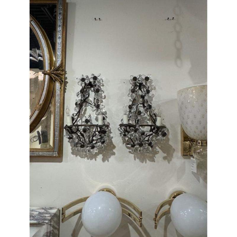 Bonito par de apliques de flor y tole de cristal de principios del siglo XX con 2 luces. Crea un aspecto de diseño. ¡Encantador! Alrededor de 1920.
17h x 9w x 6d