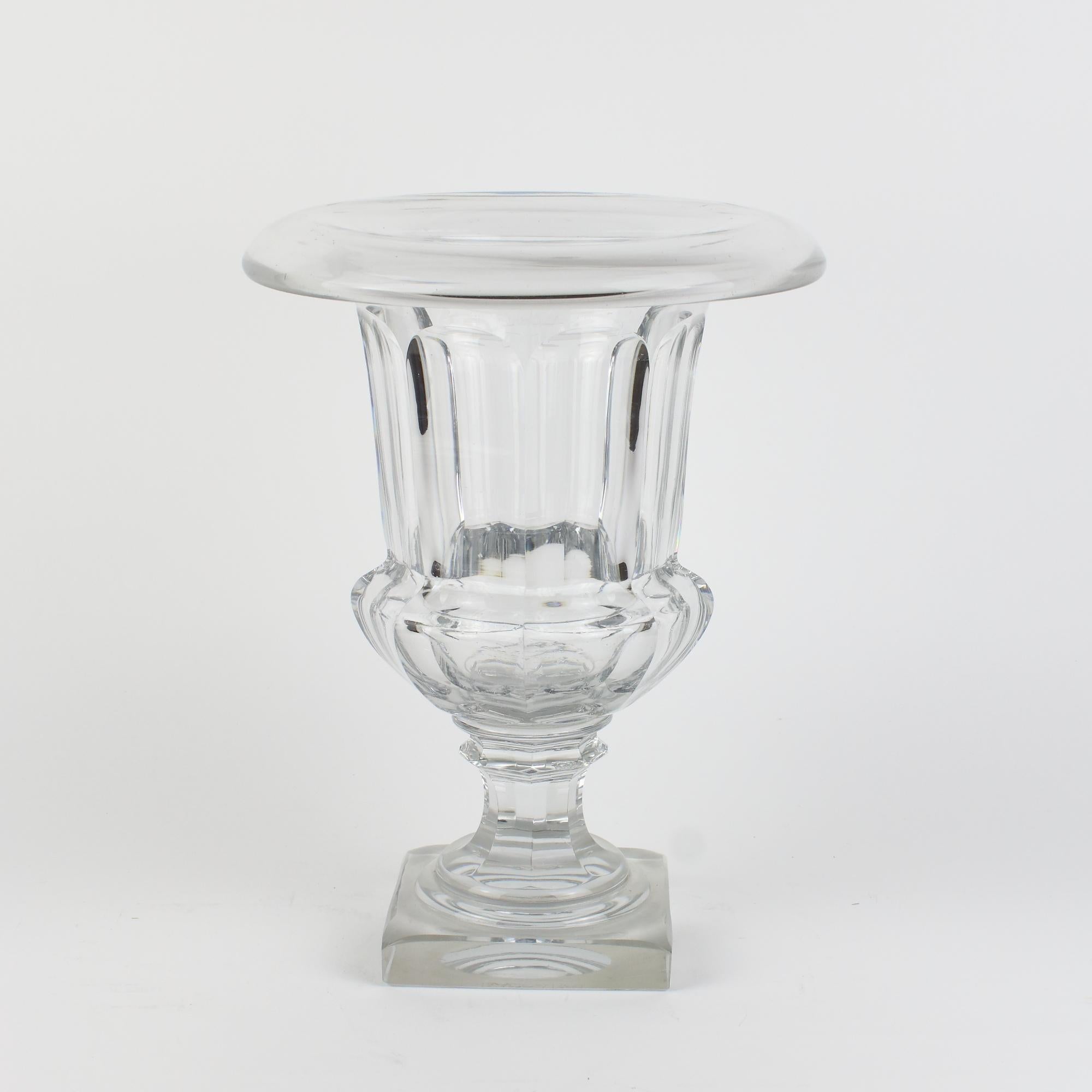 Early 20th century crystal glass neoclassical medici krater vase.

Heavy faceted crystal glass vase of neoclassical krater shape with round faceted base on square plinth and broad rim. At the bottom of the base pseudo signature: 