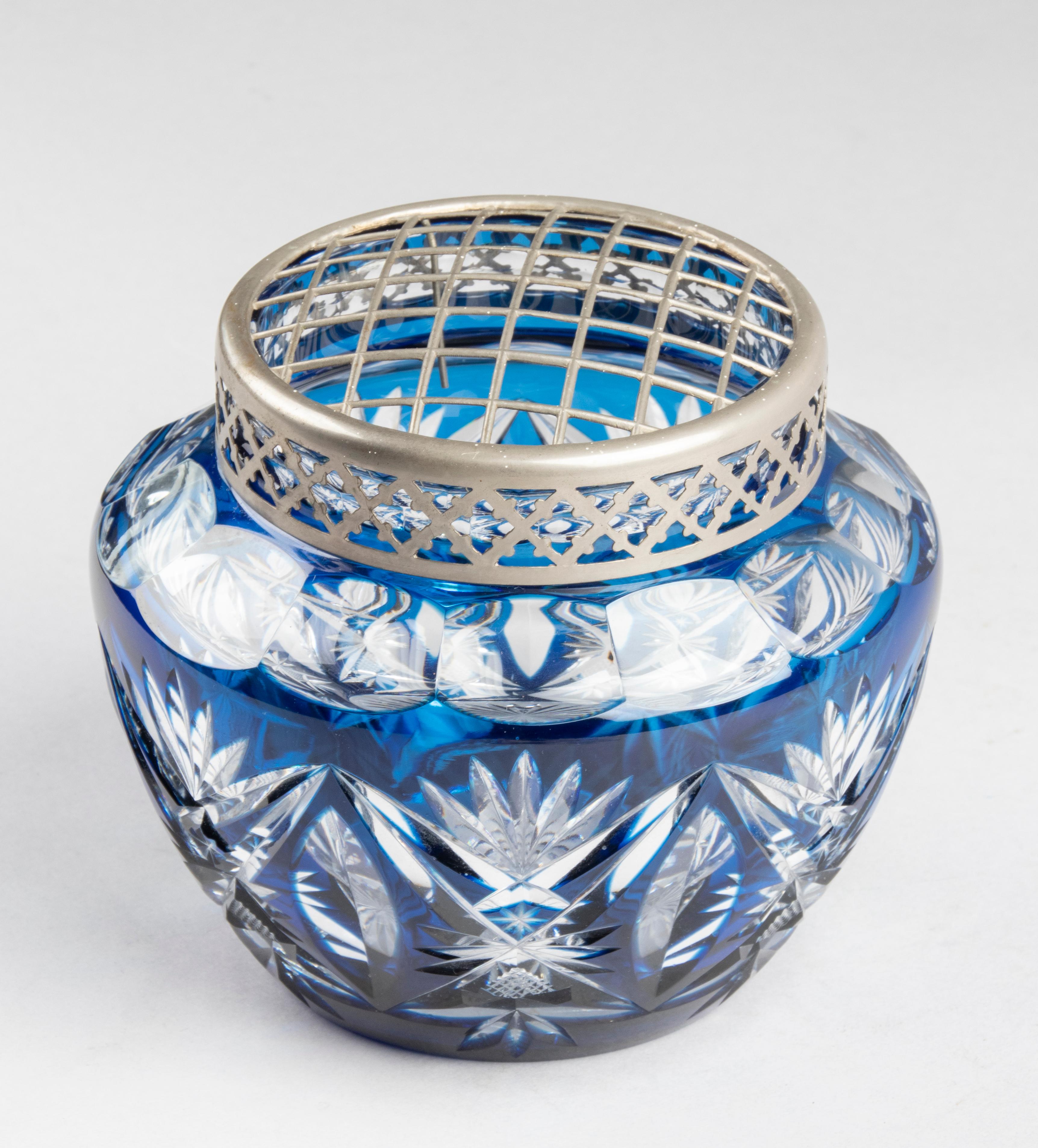Vase à fleurs en cristal du début du XXe siècle fabriqué par Val Saint Lambert en vente 2