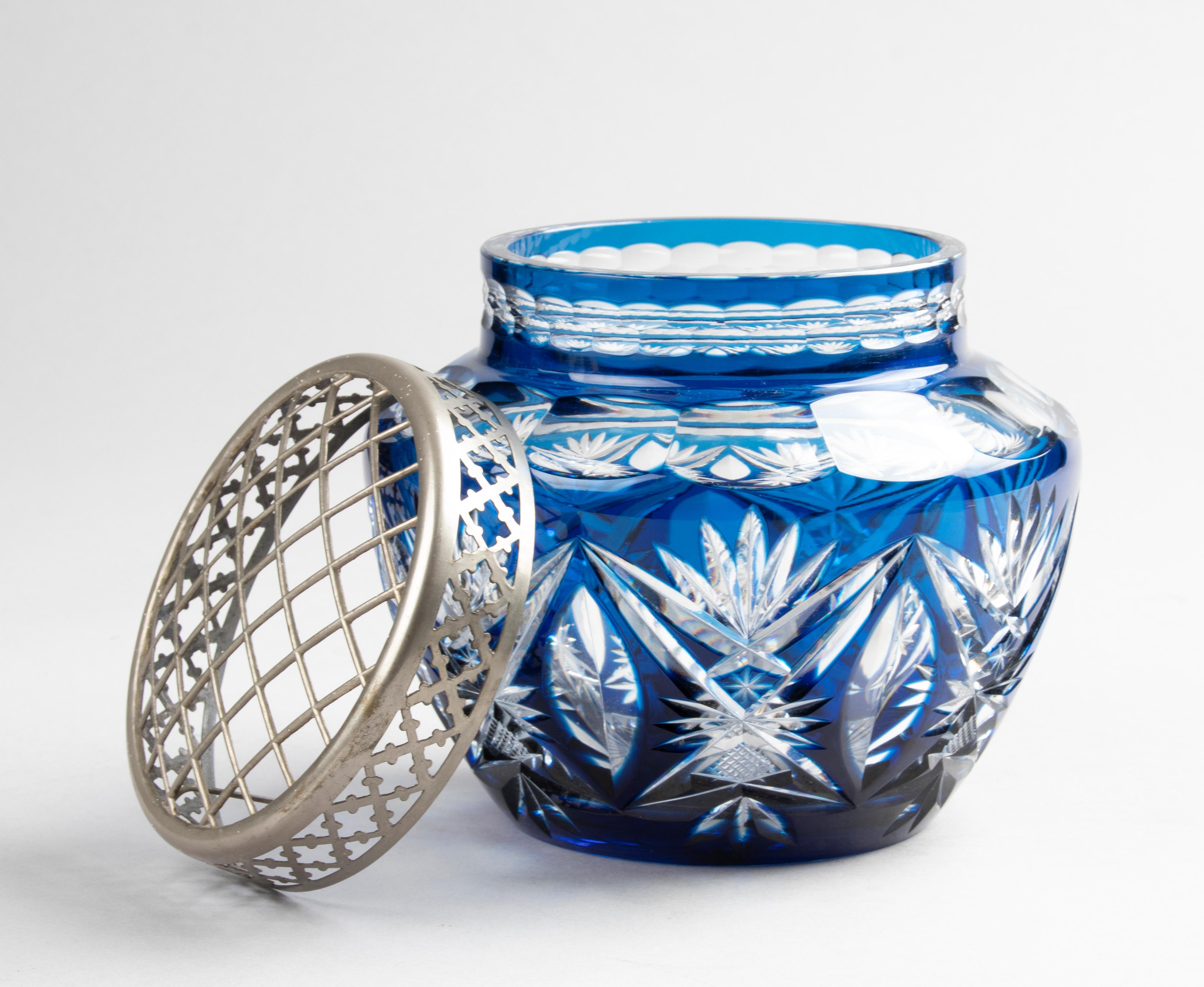 Superbe vase Pick Fleur en cristal du fabricant belge Val Saint Lambert. Couleur bleue claire avec une belle sculpture. Le vase date d'environ 1920-1930. Le vase n'est pas marqué, mais il s'agit d'un modèle bien connu de Val Saint Lambert et les