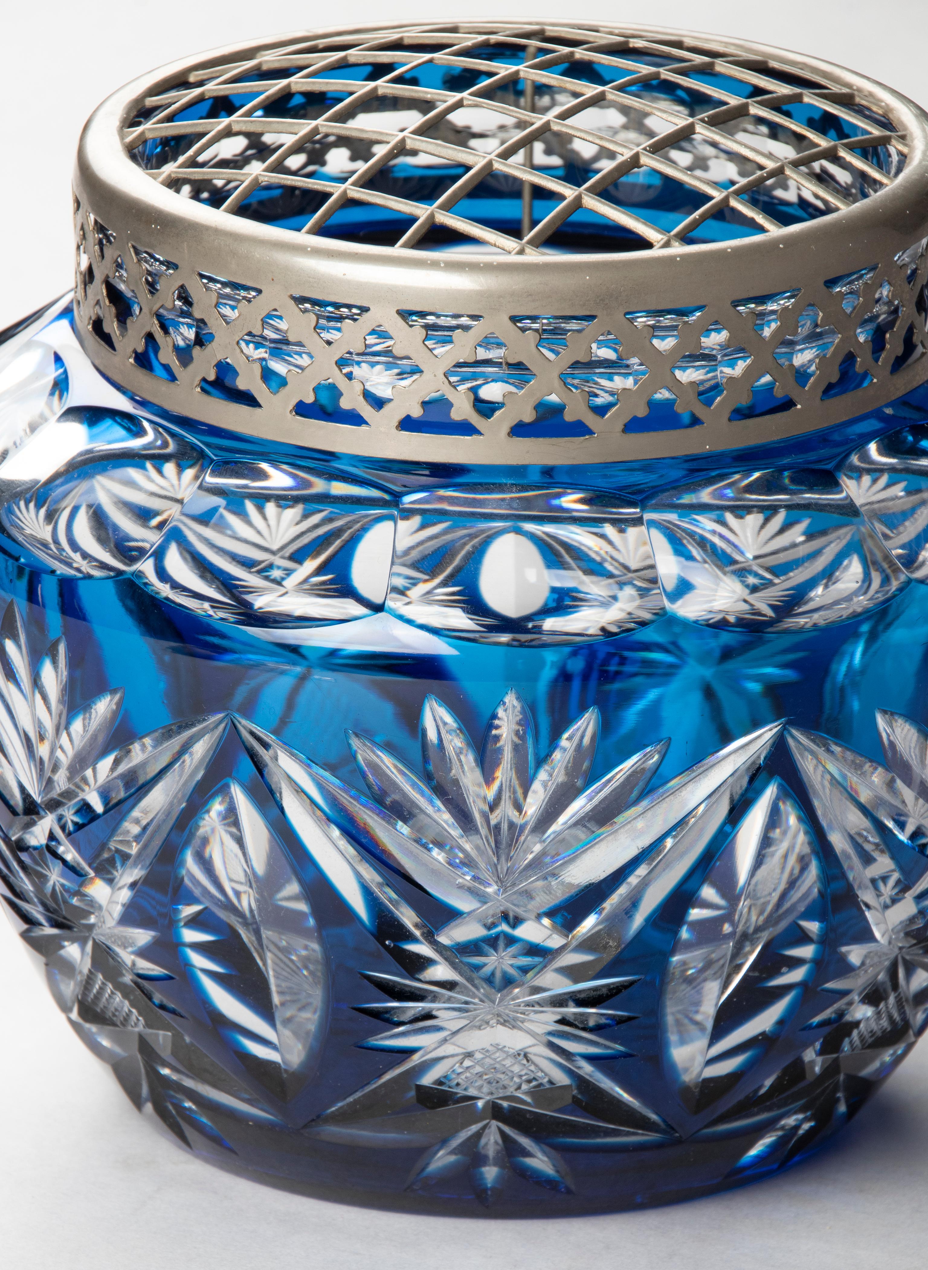 Début du 20ème siècle Vase à fleurs en cristal du début du XXe siècle fabriqué par Val Saint Lambert en vente