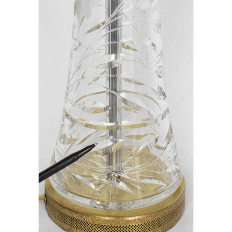 Lampe de table en cristal. Base en laiton. Entièrement restauré et recâblé. Bon état, mais marqué en raison d'une ébréchure sur le bord supérieur, voir les photos. Bohème, Début du 20e siècle.

Dimensions : 
Hauteur : 20″ au sommet de la