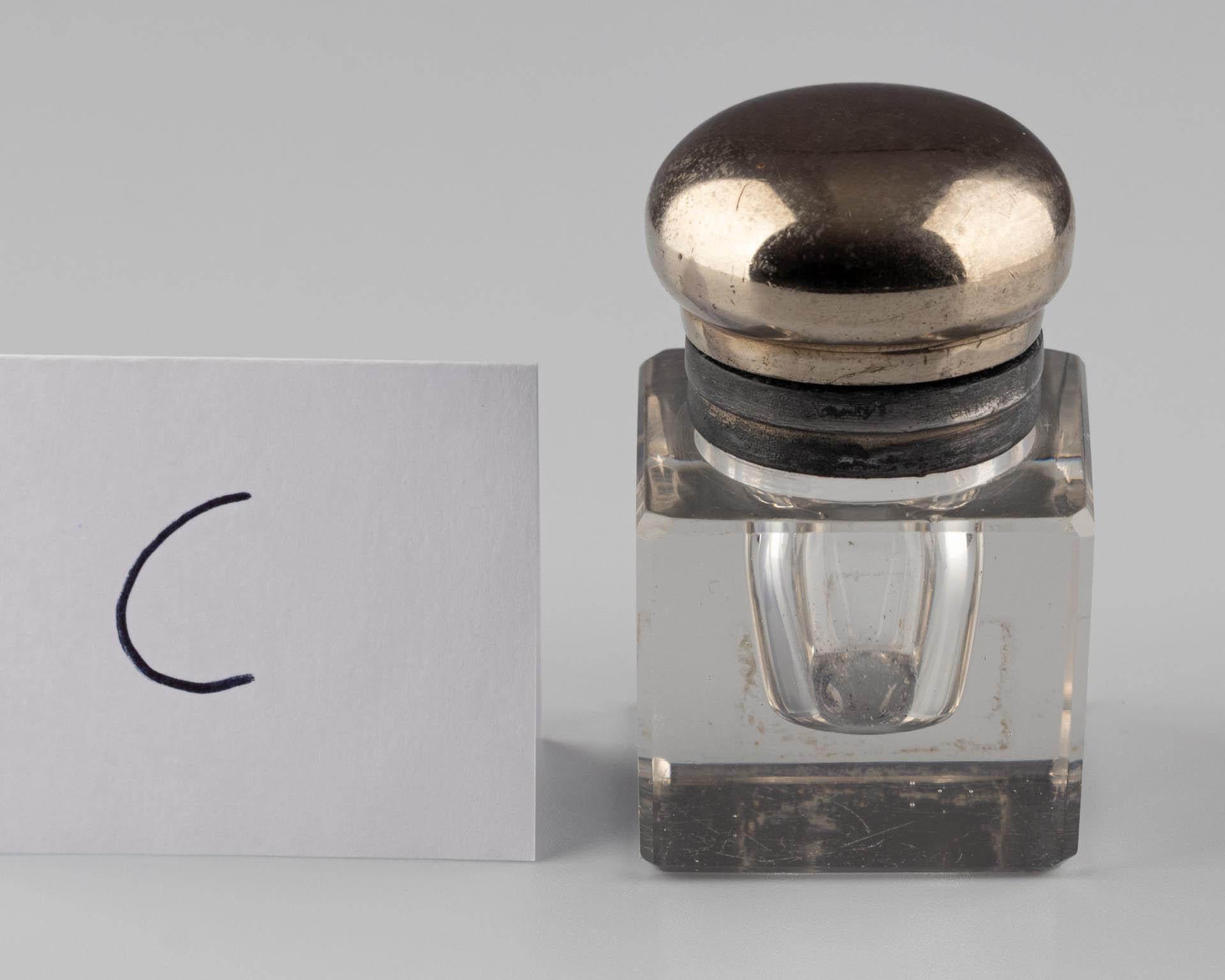 Tintero de cristal tallado de principios del siglo XX con tapón de rosca plateado en venta 5