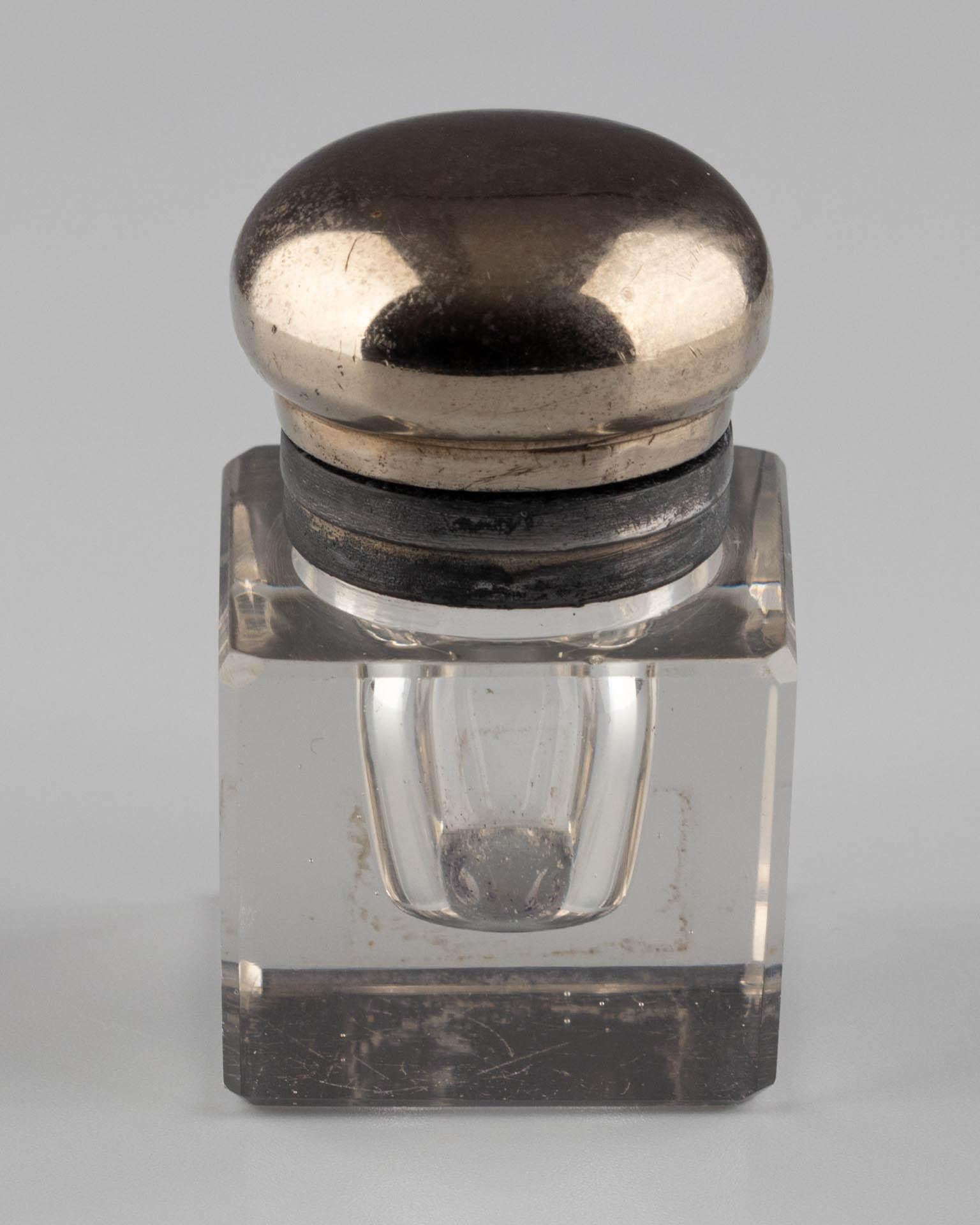 Tintero de cristal tallado con tapón de rosca plateado

Inglaterra
Cristal tallado, metal plateado
Principios del siglo XX

Dimensiones:
Alto × Ancho × Fondo: 6,1 × 4,2 × 4,2 cm

Descripción:
Tintero pequeño y bien proporcionado, de base cuadrada y