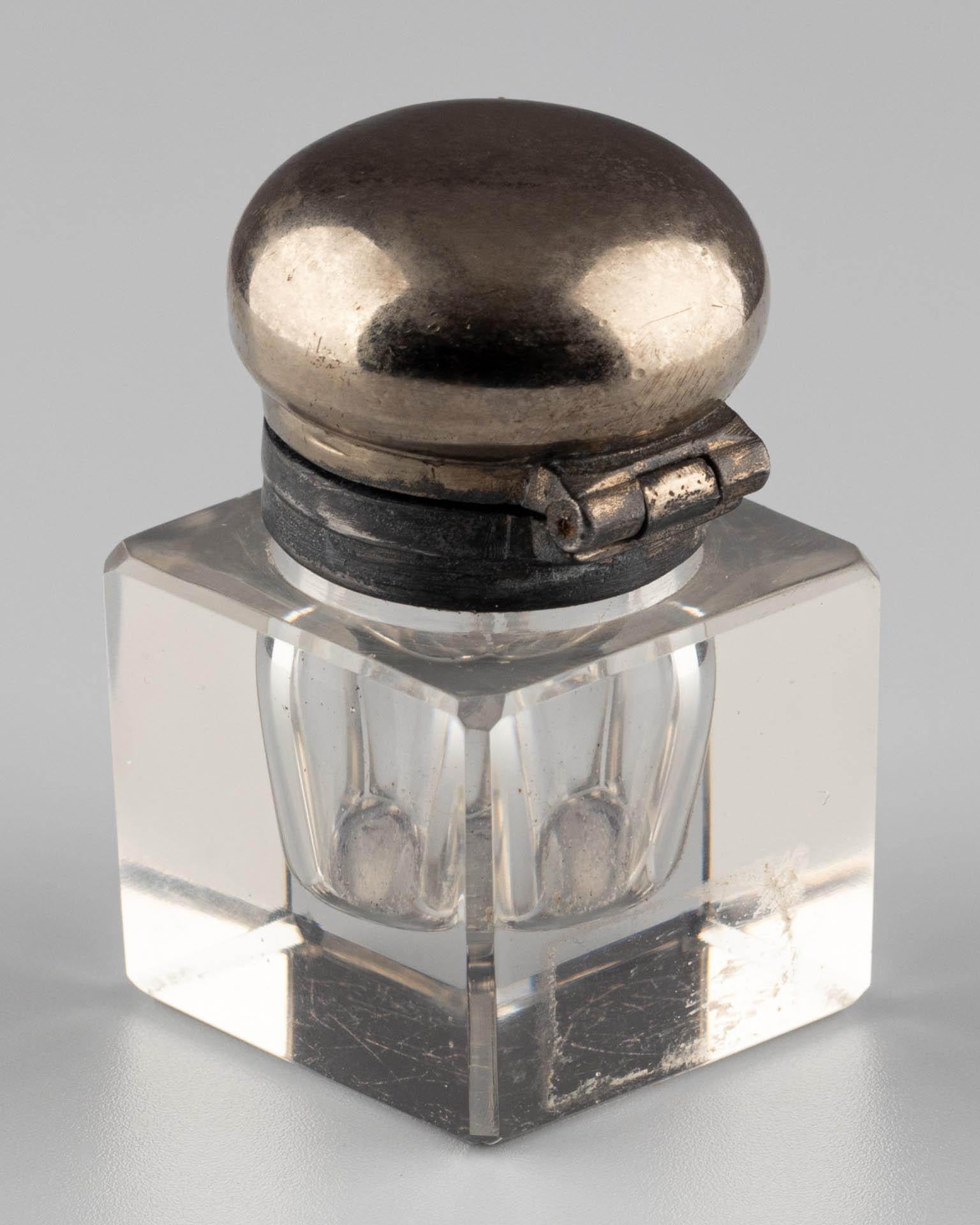 Tintero de cristal tallado de principios del siglo XX con tapón de rosca plateado Británico en venta