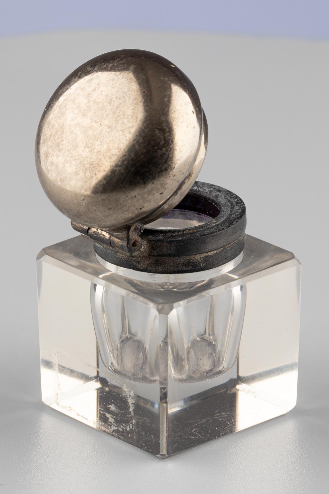 Tintero de cristal tallado de principios del siglo XX con tapón de rosca plateado en venta 1
